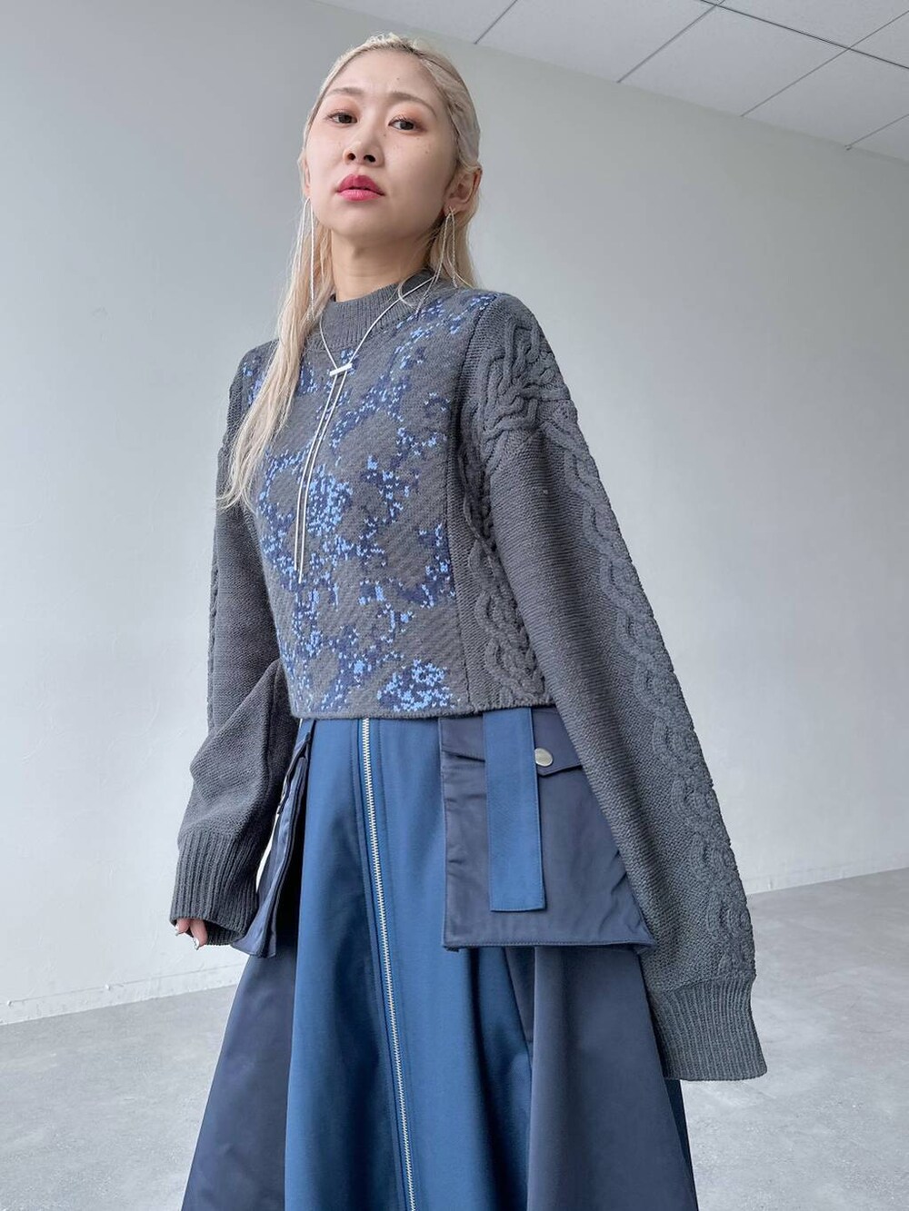 「体型カバー、着痩せ・細見え、モード、結婚式2次会、休日コーデ、デート/ロマンティック、秋コーデ、女子会、個性派、モテ、きれいめ、カラーコーデ_HARE、HARE、ニット、ブーツ」｜「HAREのケーブルガラキリカエニット(HAR)（ニット/セーター、グレー系）」を使った、hare_usamiさん（骨格ウェーブ・レディース・158cm）の秋コーディネートの4枚目の写真