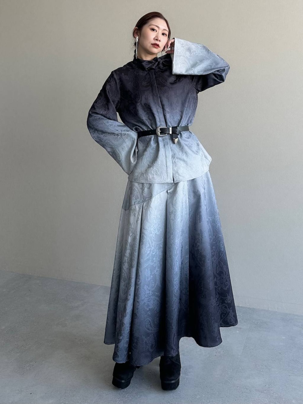 ブラック系のブーツ、ブラック系のシャツ/ブラウス、ブラック系のスカートを着用したレディースの冬コーディネートの9枚目の写真