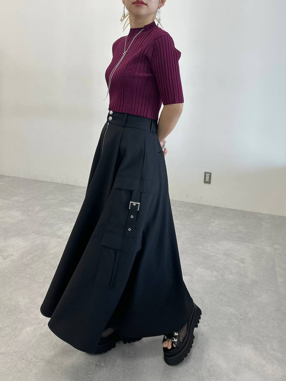 「体型カバー、着痩せ・細見え、モード、結婚式2次会、休日コーデ、デート/ロマンティック、秋コーデ、女子会、個性派、モテ、きれいめ、カラーコーデ_HARE、HARE、ニット、ロングスカート」｜「HAREのメッシュレースアップブーサン(HARE)（サンダル、ブラック系）」を使った、hare_usamiさん（骨格ウェーブ・レディース・158cm）の春コーディネートの7枚目の写真