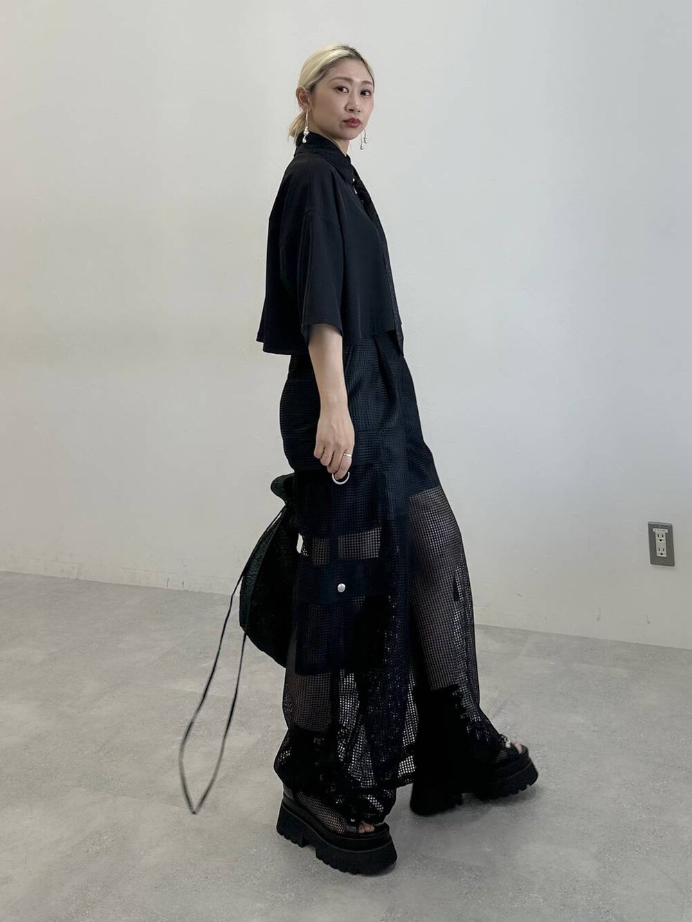 「体型カバー、着痩せ・細見え、モード、結婚式2次会、休日コーデ、デート/ロマンティック、秋コーデ、女子会、個性派、モテ、きれいめ、カラーコーデ_HARE、HARE、ワイドパンツ、ワントーン」｜「HAREのフクレジャガードラメバッグ(HARE）（ショルダーバッグ、グリーン系）」を使った、hare_usamiさん（骨格ウェーブ・レディース・158cm）の春コーディネートの2枚目の写真