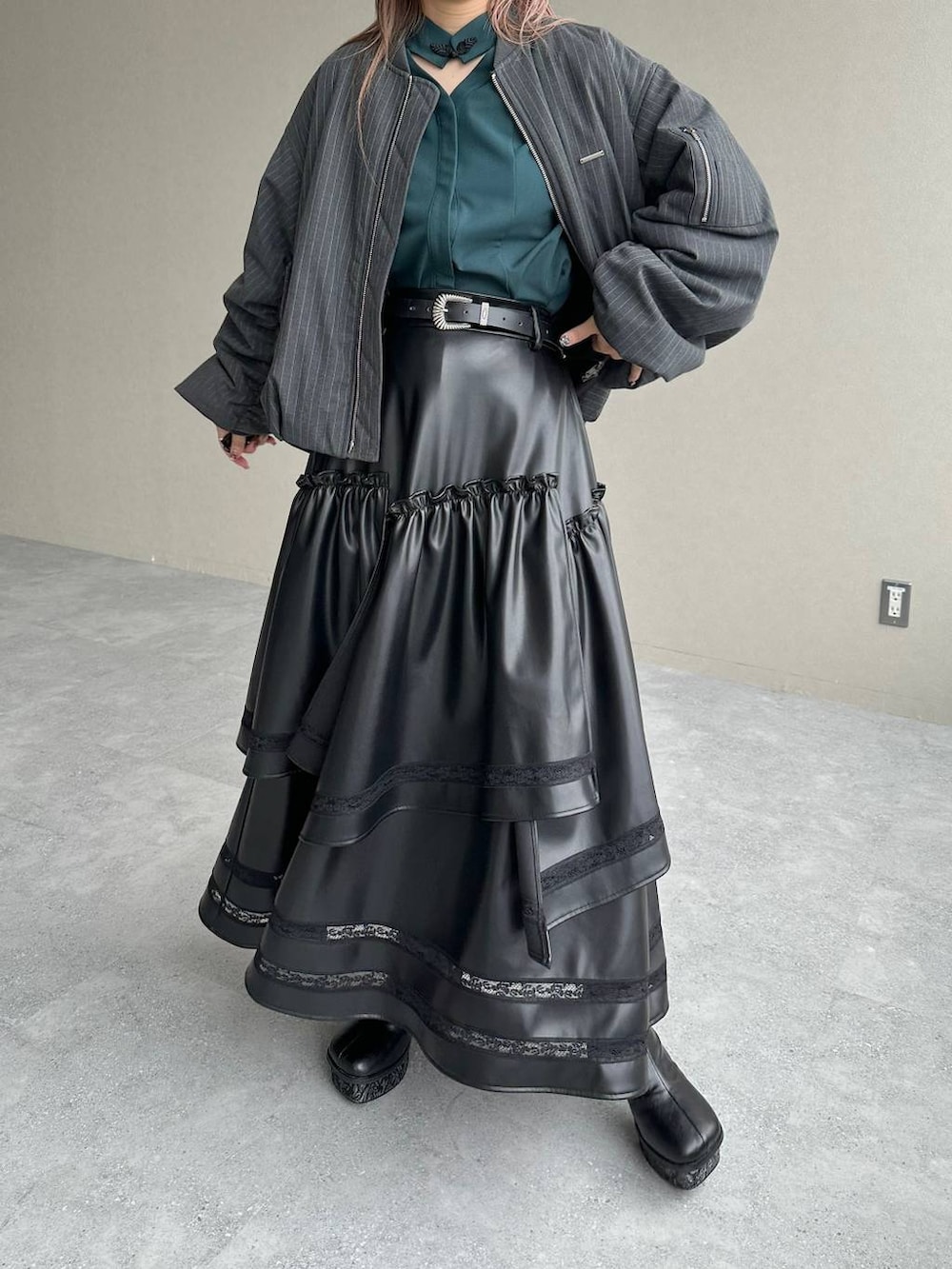 グレー系のブーツ、ブラック系のスカート、グリーン系のシャツ/ブラウスを着用したレディースの秋コーディネートの6枚目の写真