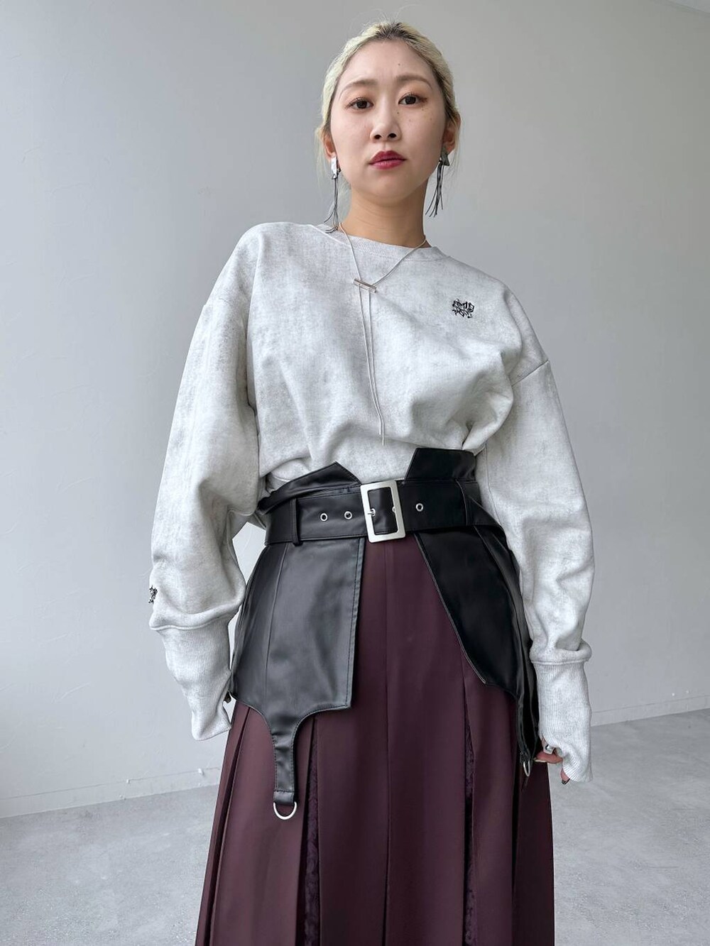「体型カバー、着痩せ・細見え、モード、結婚式2次会、休日コーデ、デート/ロマンティック、秋コーデ、女子会、個性派、モテ、きれいめ、カラーコーデ_HARE、HARE、スウェット、ベルト」｜「HAREのレザーコルセット(HARE)（ベルト、ブラック系）」を使った、hare_usamiさん（骨格ウェーブ・レディース・158cm）の秋コーディネートの7枚目の写真