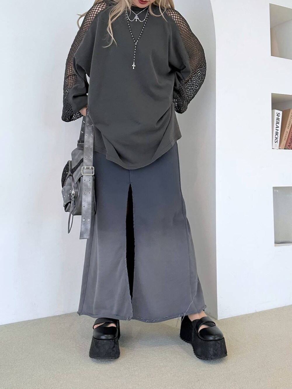 「体型カバー、着痩せ・細見え、モード、結婚式2次会、休日コーデ、デート/ロマンティック、秋コーデ、女子会、個性派、モテ、きれいめ、カラーコーデ_HARE、HARE、ロンT、スカート」｜「HAREのソデメッシュビッグT(HARE)（Tシャツ/カットソー、グレー系）」を使った、hare_usamiさん（レディース・158cm）の冬コーディネートの6枚目の写真