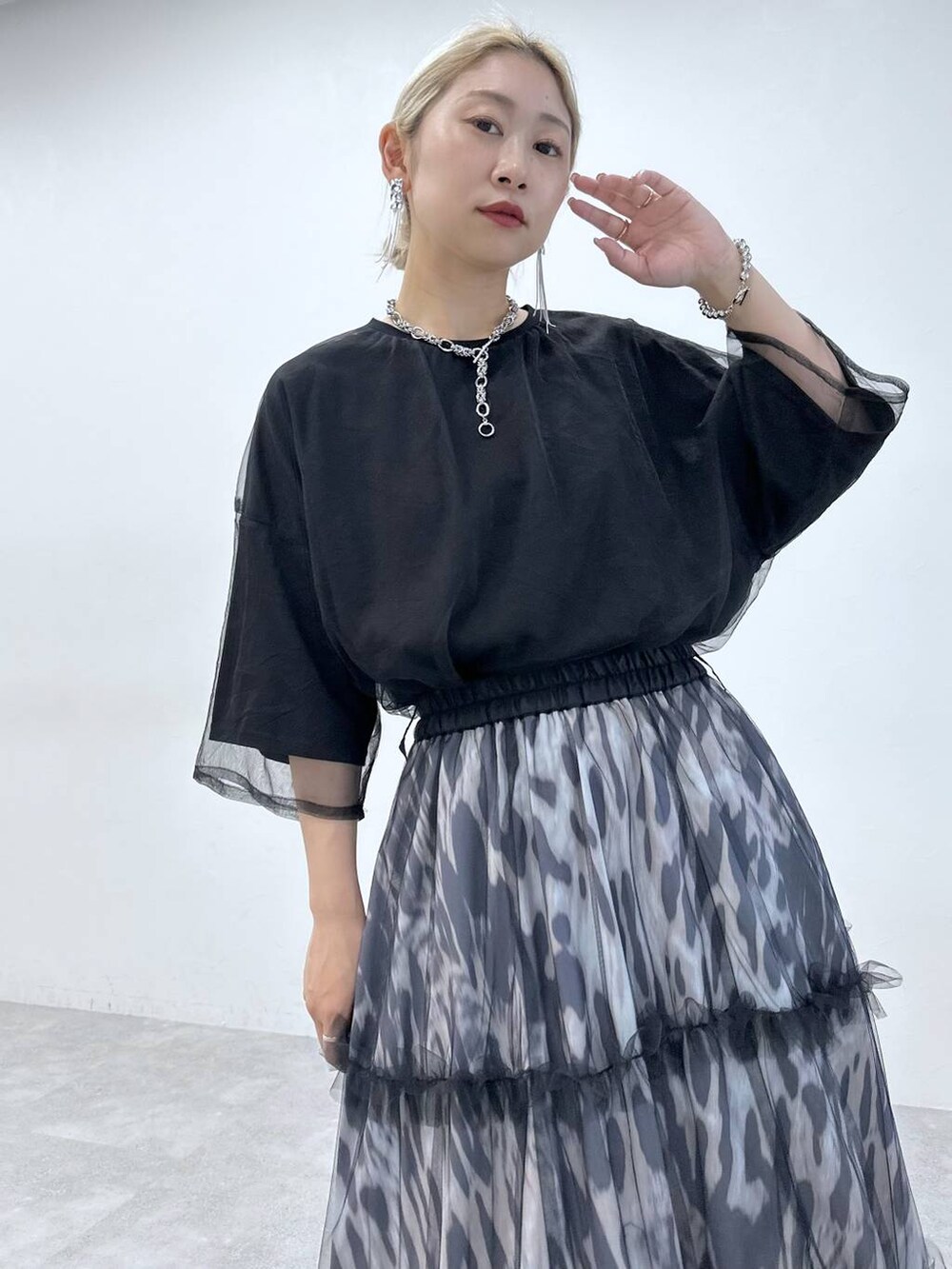 「女子会、個性派、モテ、きれいめ、ロングスカート、Tシャツ、サンダル、体型カバー、着痩せ・細見え、モード、結婚式2次会、休日コーデ、デート/ロマンティック、秋コーデ、カラーコーデ_HARE」｜「HAREのショートラリエットネックレス(HARE)（ネックレス、シルバー系）」を使った、hare_usamiさん（骨格ウェーブ・レディース・158cm）の春コーディネートの3枚目の写真