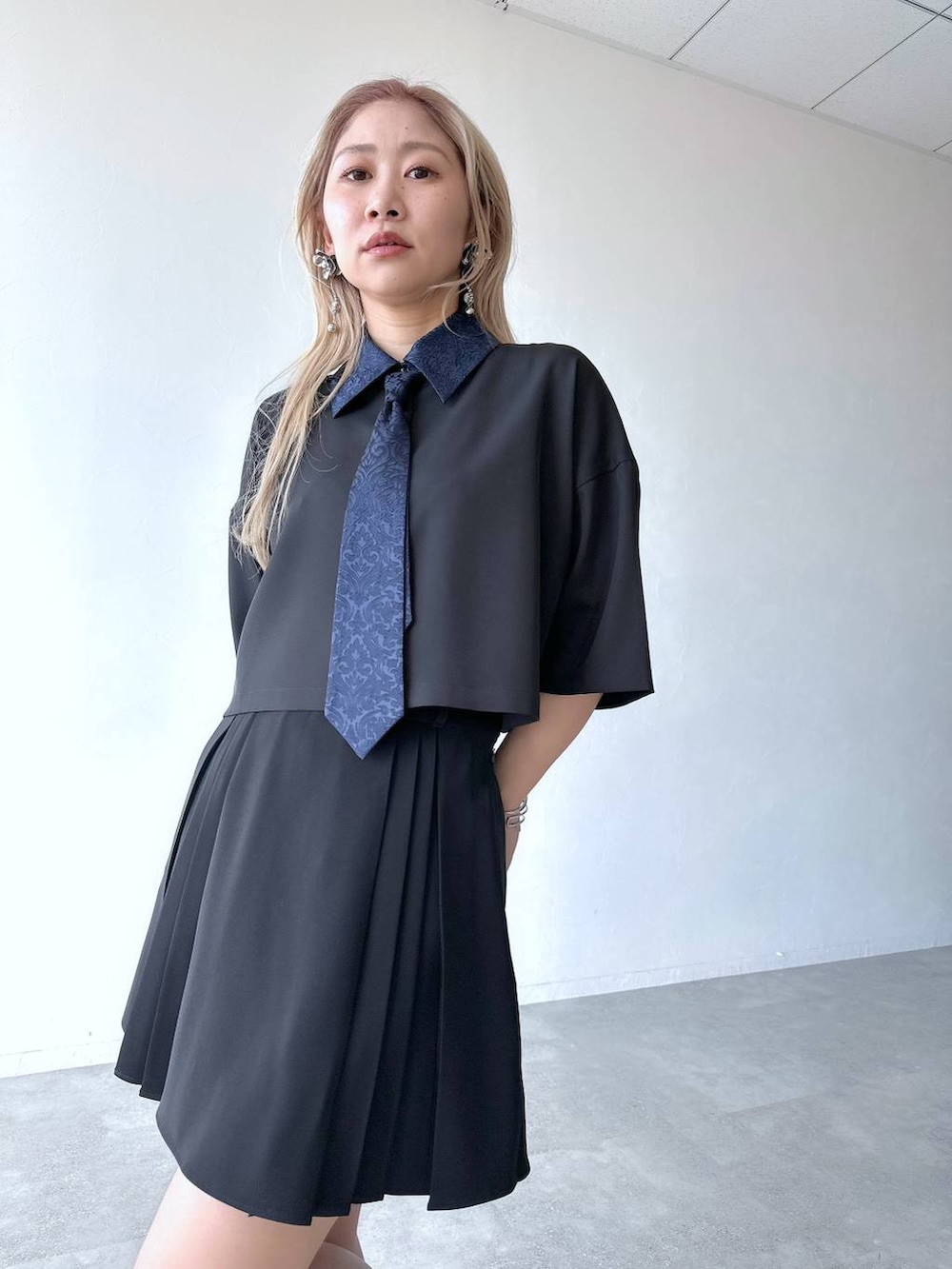 「きれいめ、着痩せ・細見え、モード、結婚式2次会、休日コーデ、デート/ロマンティック、春コーデ、女子会、個性派、モテ、カラーコーデ_HARE、HARE、シャツ、シャツスタイル」｜「HAREのデザインレースアップブーサン(HARE)（サンダル、シルバー系）」を使った、hare_usamiさん（レディース・158cm）の春コーディネートの5枚目の写真