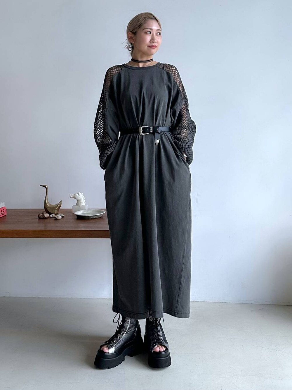 シルバー系のサンダル、グレー系のワンピース、ブラック系のベルトを着用したレディースの春コーディネートの7枚目の写真