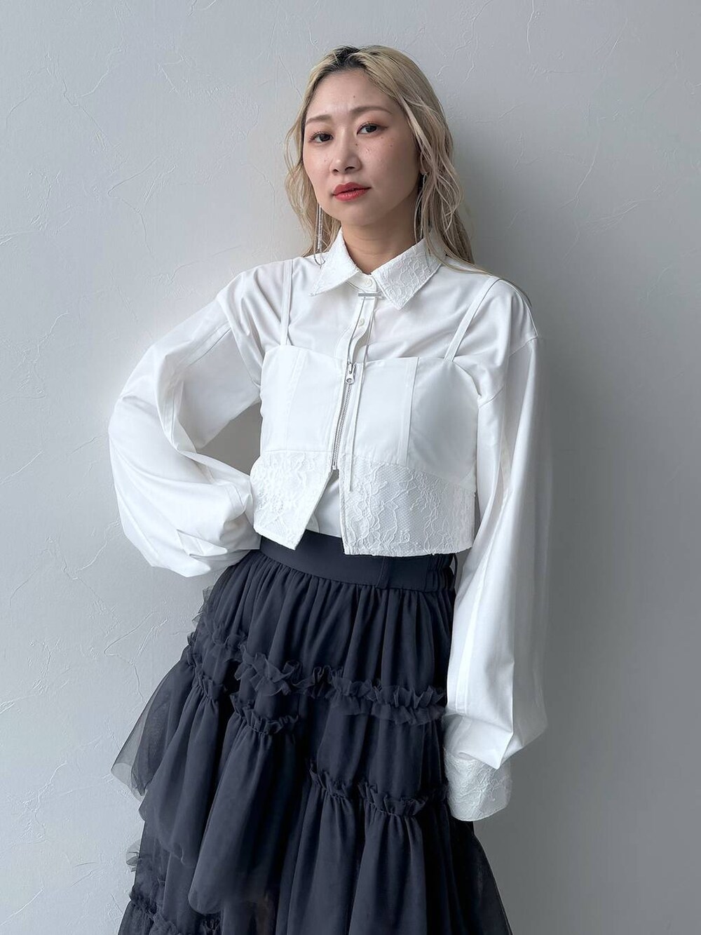 「体型カバー、着痩せ・細見え、モード、結婚式2次会、休日コーデ、デート/ロマンティック、夏コーデ、女子会、個性派、モテ、きれいめ、カラーコーデ_HARE、HARE、シャツ、ロングスカート」｜「HAREのラメカットアウトブーサン(HARE)（サンダル、ブラック系）」を使った、hare_usamiさん（骨格ウェーブ・レディース・158cm）の夏コーディネートの4枚目の写真