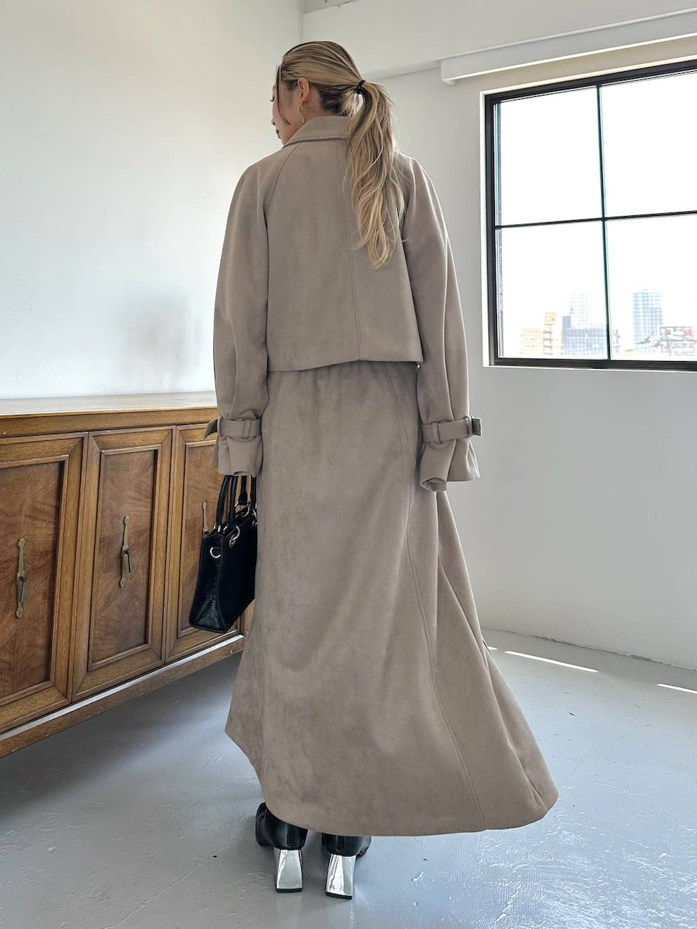「カラーコーデ_HARE、HARE、セットアップ、きれいめ、着痩せ・細見え、モード、結婚式2次会、休日コーデ、デート/ロマンティック、夏コーデ、女子会、個性派、モテ、スカート、ワントーン」｜「HAREのFlowerエンボスミニトートバッグ(HARE)（ショルダーバッグ、ブラック系）」を使った、hare_usamiさん（レディース・158cm）の夏コーディネートの2枚目の写真