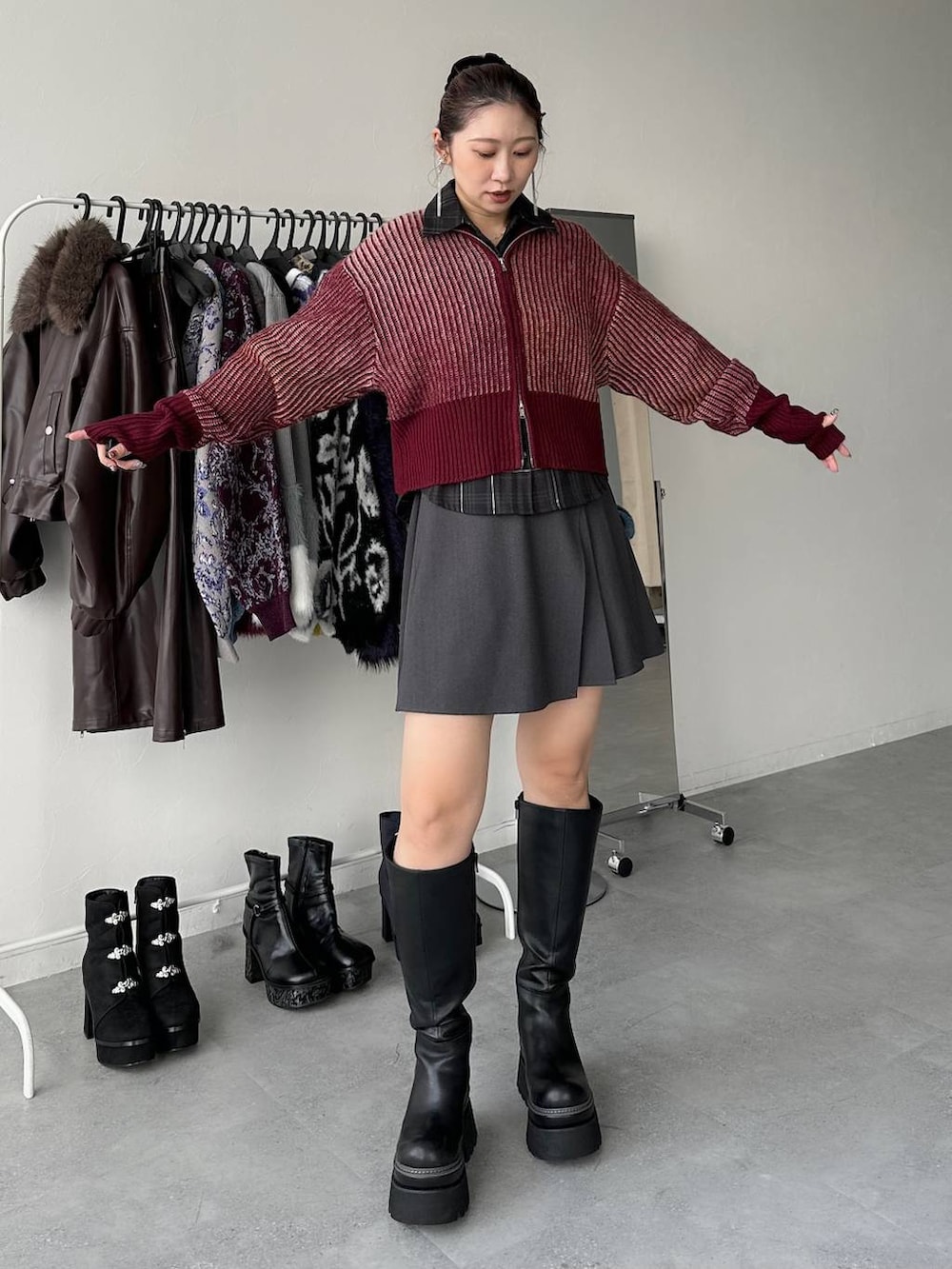 グレー系のその他パンツ、ブラック系のシャツ/ブラウス、ブラック系のブーツを着用したレディースの秋コーディネートの4枚目の写真