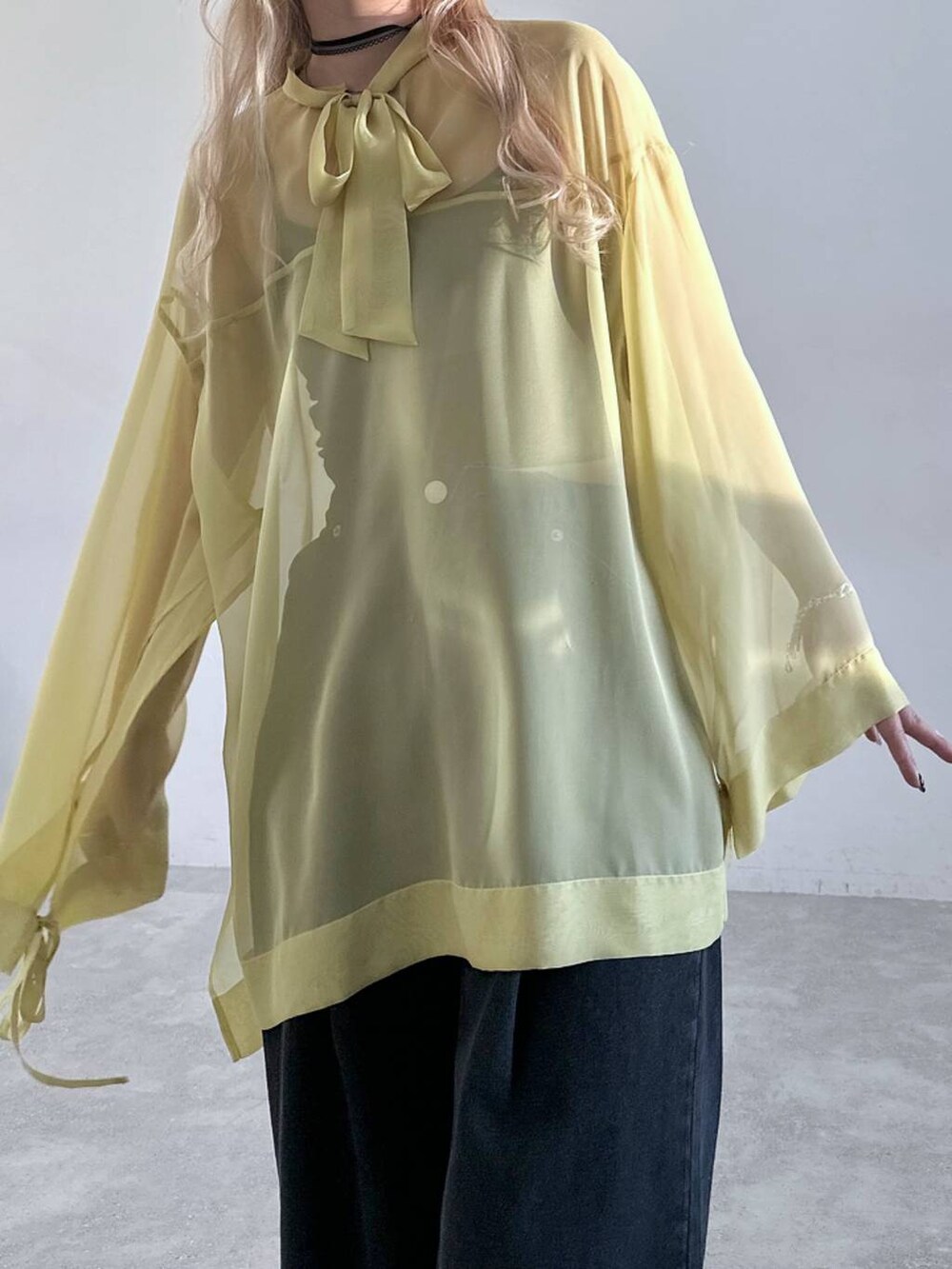 シルバー系のサンダル、ブラック系のデニムパンツ、イエロー系のTシャツ/カットソーを着用したレディースの春コーディネートの5枚目の写真