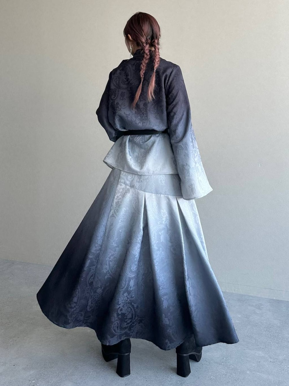 ブラック系のブーツ、ブラック系のシャツ/ブラウス、ブラック系のスカートを着用したレディースの冬コーディネートの2枚目の写真