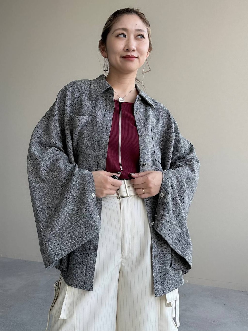 レッド系のTシャツ/カットソー、グレー系のシャツ/ブラウス、その他のカーゴパンツを着用したレディースの秋コーディネートの4枚目の写真