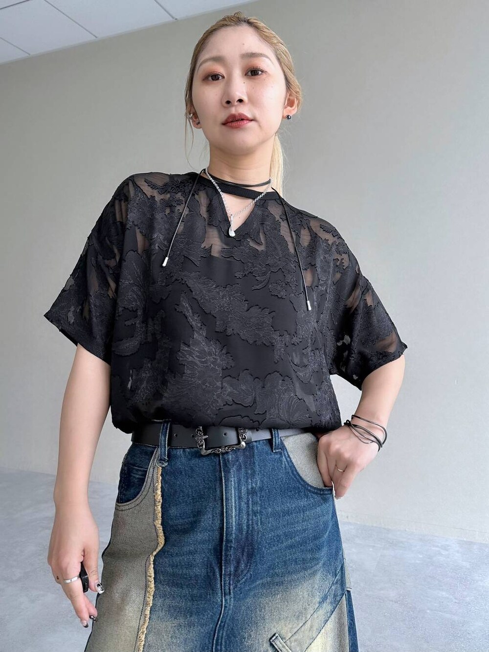 「きれいめ、モード、着痩せ・細見え、結婚式2次会、休日コーデ、デート/ロマンティック、春コーデ、女子会、個性派、モテ、カラーコーデ_HARE、HARE、Tシャツ、ロングスカート、サンダル」｜「HAREのデザインレースアップブーサン(HARE)（サンダル、シルバー系）」を使った、hare_usamiさん（レディース・158cm）の春コーディネートの4枚目の写真