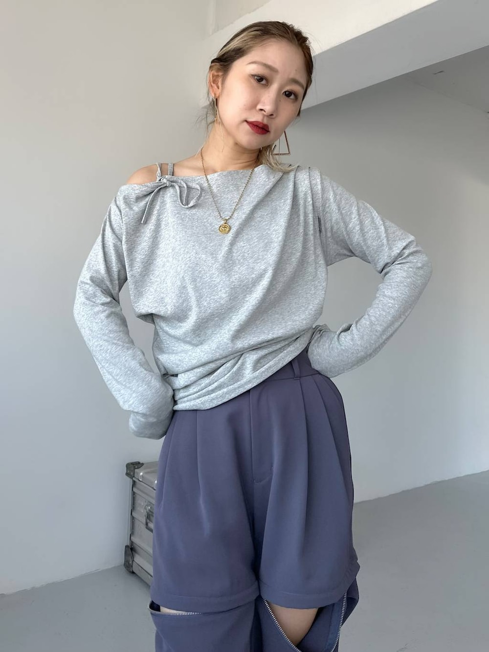 パープル系のカーゴパンツ、グレー系のTシャツ/カットソー、グレー系のブーツを着用したレディースの夏コーディネートの7枚目の写真