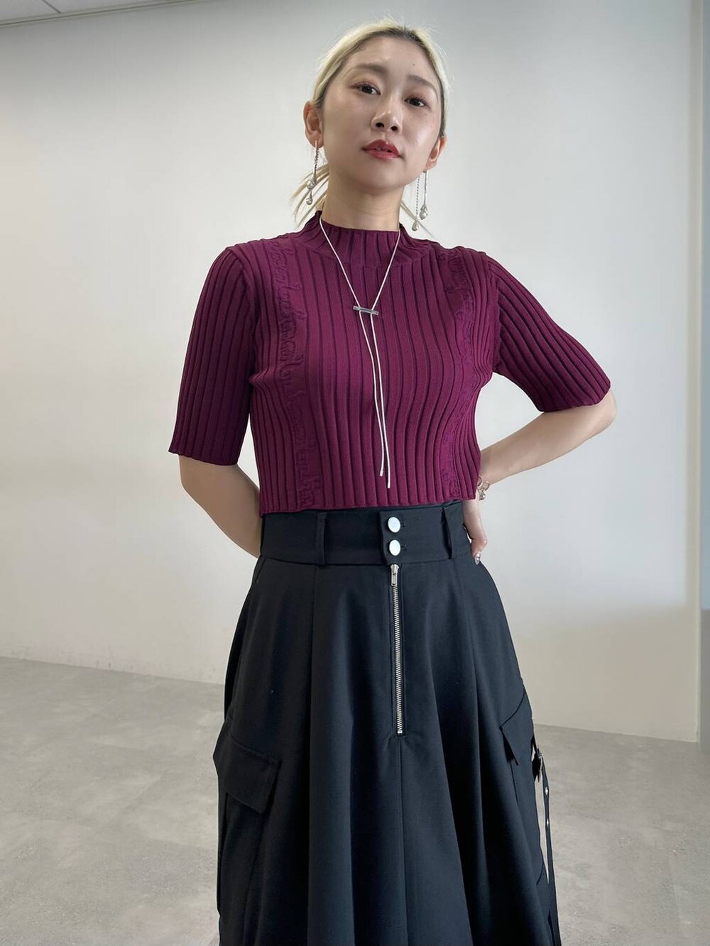 「体型カバー、着痩せ・細見え、モード、結婚式2次会、休日コーデ、デート/ロマンティック、秋コーデ、女子会、個性派、モテ、きれいめ、カラーコーデ_HARE、HARE、ニット、ロングスカート」｜「HAREのメッシュレースアップブーサン(HARE)（サンダル、ブラック系）」を使った、hare_usamiさん（骨格ウェーブ・レディース・158cm）の春コーディネートの5枚目の写真