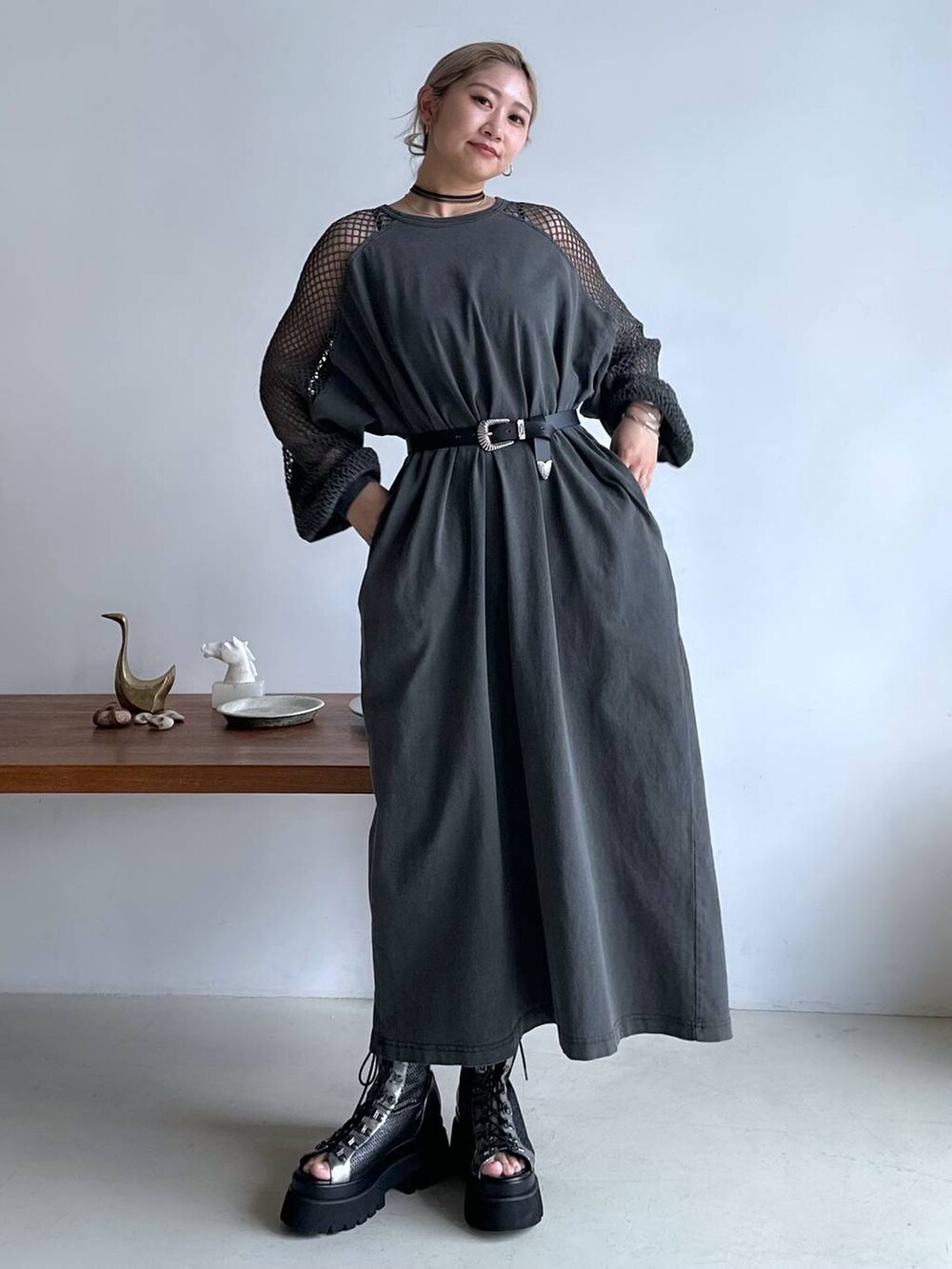 シルバー系のサンダル、グレー系のワンピース、ブラック系のベルトを着用したレディースの春コーディネートの8枚目の写真