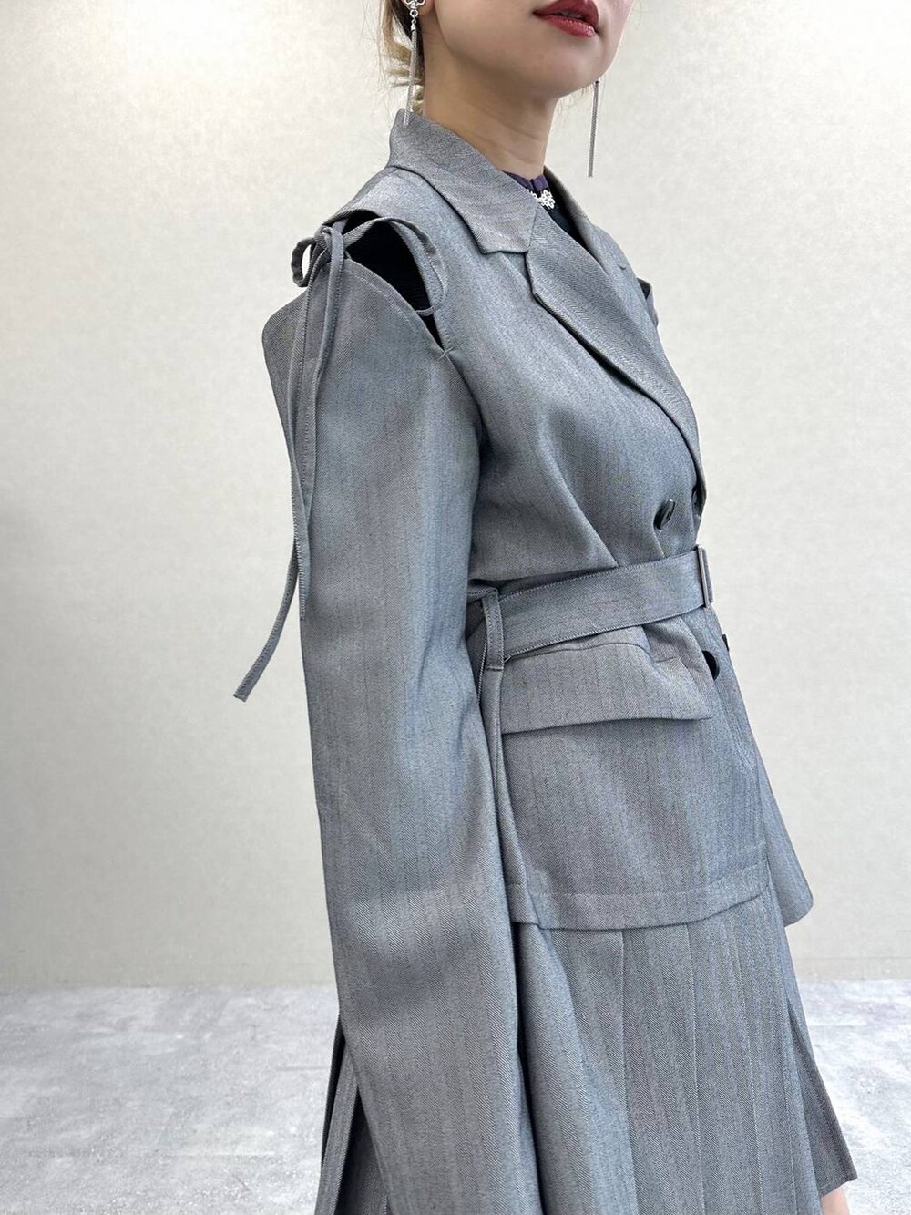 ブラック系のニット/セーター、その他のワンピース、ブラック系のブーツを着用したレディースの秋コーディネートの4枚目の写真