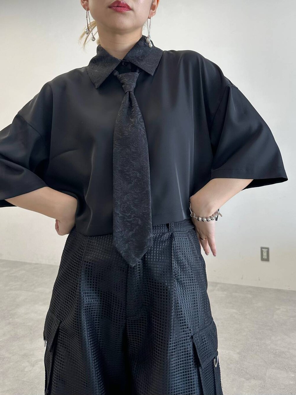 「体型カバー、着痩せ・細見え、モード、結婚式2次会、休日コーデ、デート/ロマンティック、秋コーデ、女子会、個性派、モテ、きれいめ、カラーコーデ_HARE、HARE、ワイドパンツ、ワントーン」｜「HAREのフクレジャガードラメバッグ(HARE）（ショルダーバッグ、グリーン系）」を使った、hare_usamiさん（骨格ウェーブ・レディース・158cm）の春コーディネートの4枚目の写真