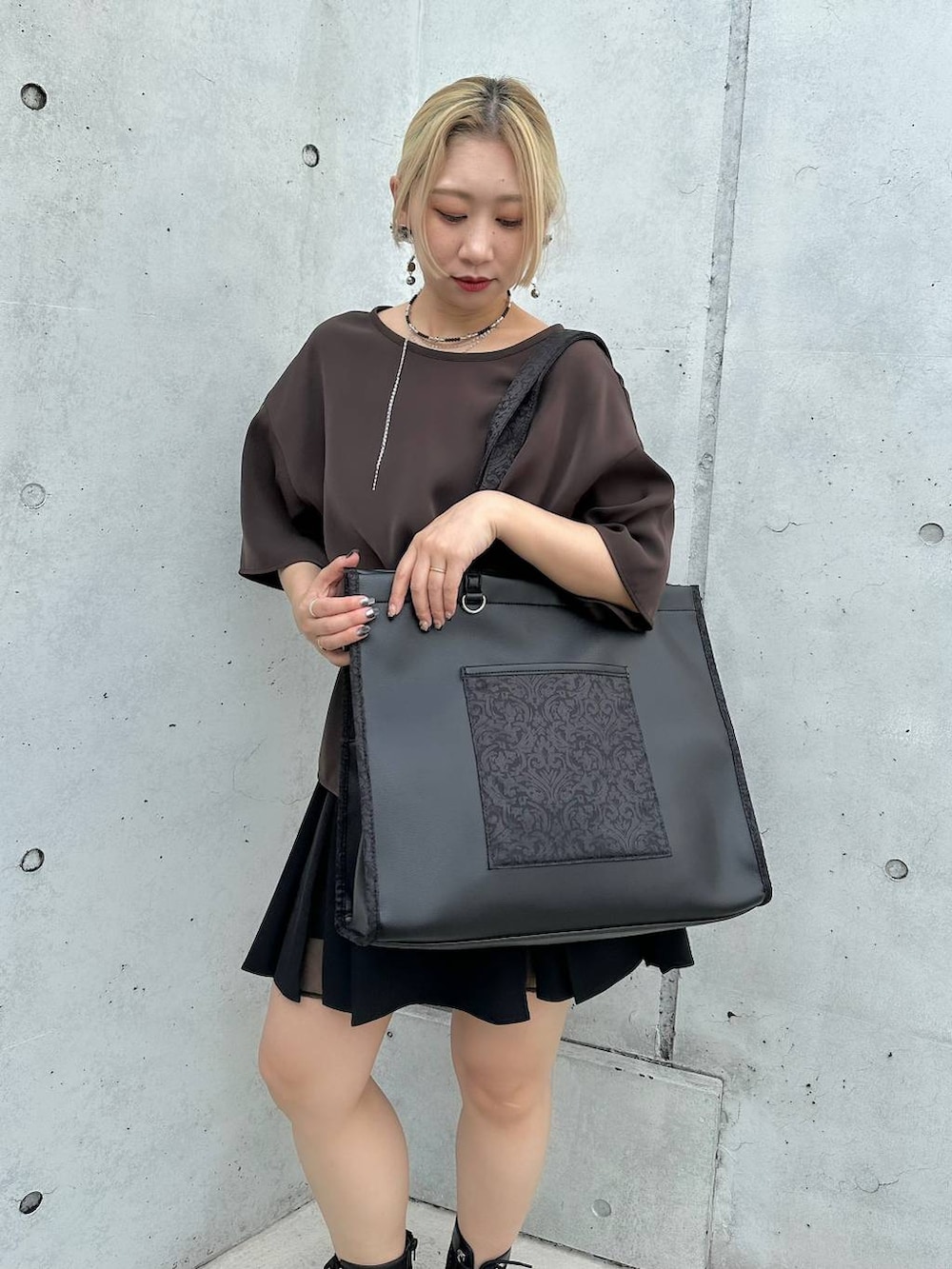 「カラーコーデ_HARE、HARE、きれいめ、着痩せ・細見え、モード、結婚式2次会、休日コーデ、デート/ロマンティック、夏コーデ、女子会、個性派、モテ、Tシャツ、トートバッグ」｜「HAREのメッシュレースアップブーサン(HARE)（サンダル、ブラック系）」を使った、hare_usamiさん（レディース・158cm）の夏コーディネートの7枚目の写真