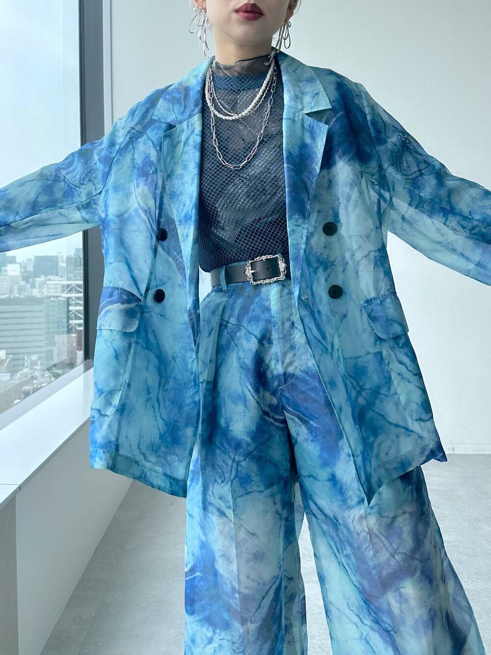 シルバー系のサンダル、ブルー系のその他パンツ、ブルー系のテーラードジャケットを着用したレディースの春コーディネートの3枚目の写真