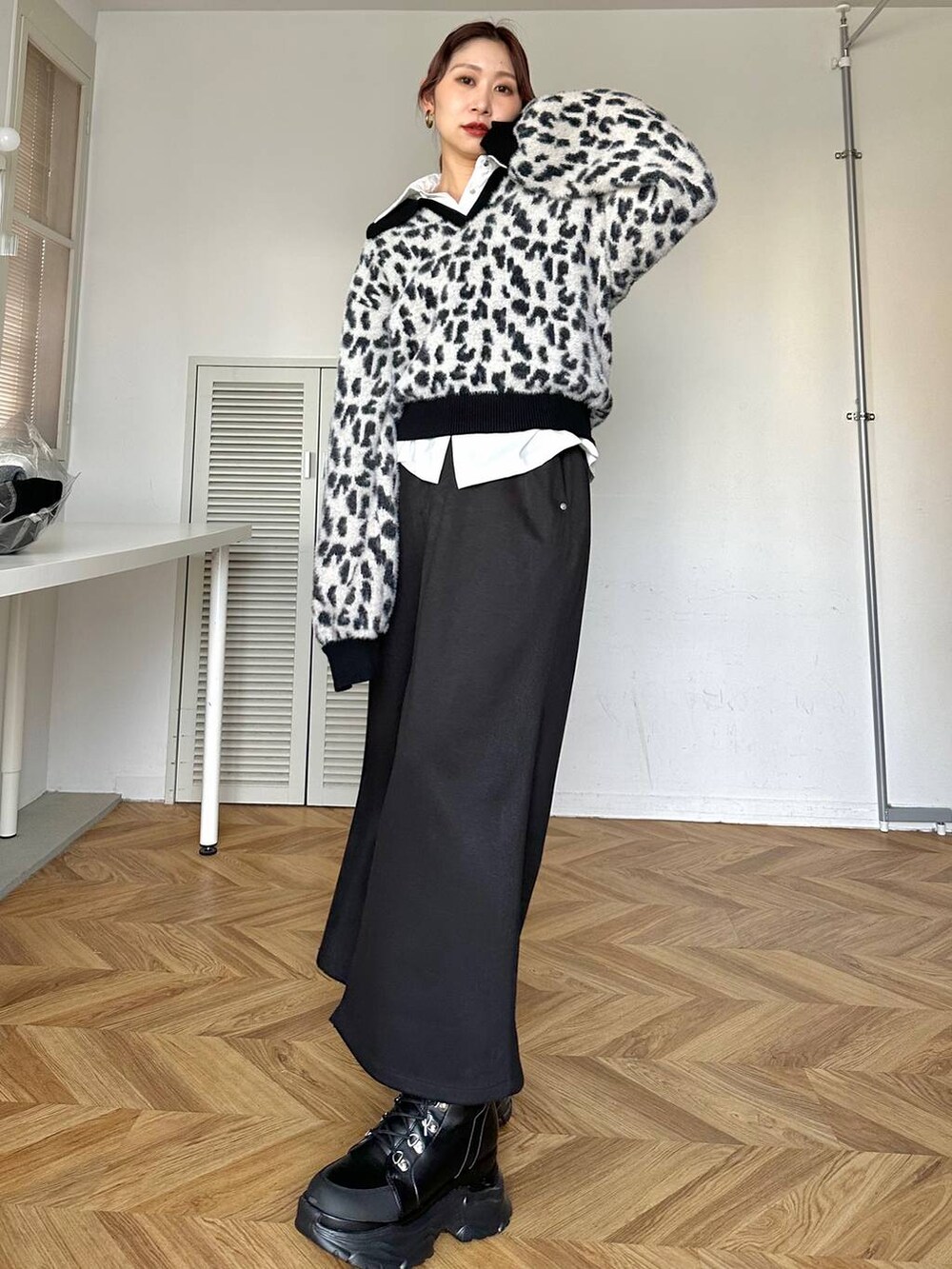 ブラック系のブーツ、ホワイト系のシャツ/ブラウス、ブラック系のスカートを着用したレディースの秋コーディネートの4枚目の写真