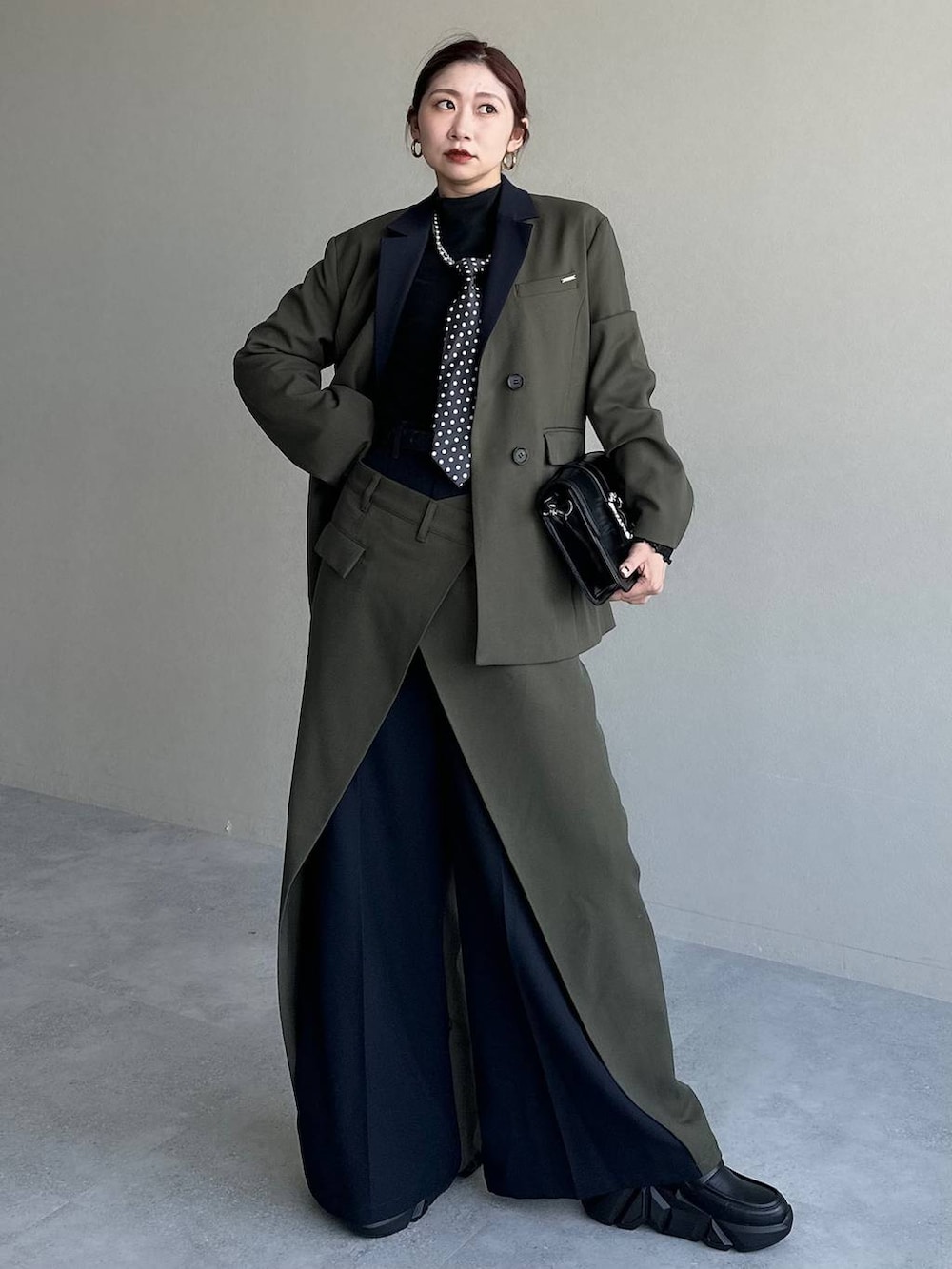 その他のネクタイ、ブラック系のショルダーバッグ、ブラック系のTシャツ/カットソーを着用したレディースの冬コーディネートの9枚目の写真