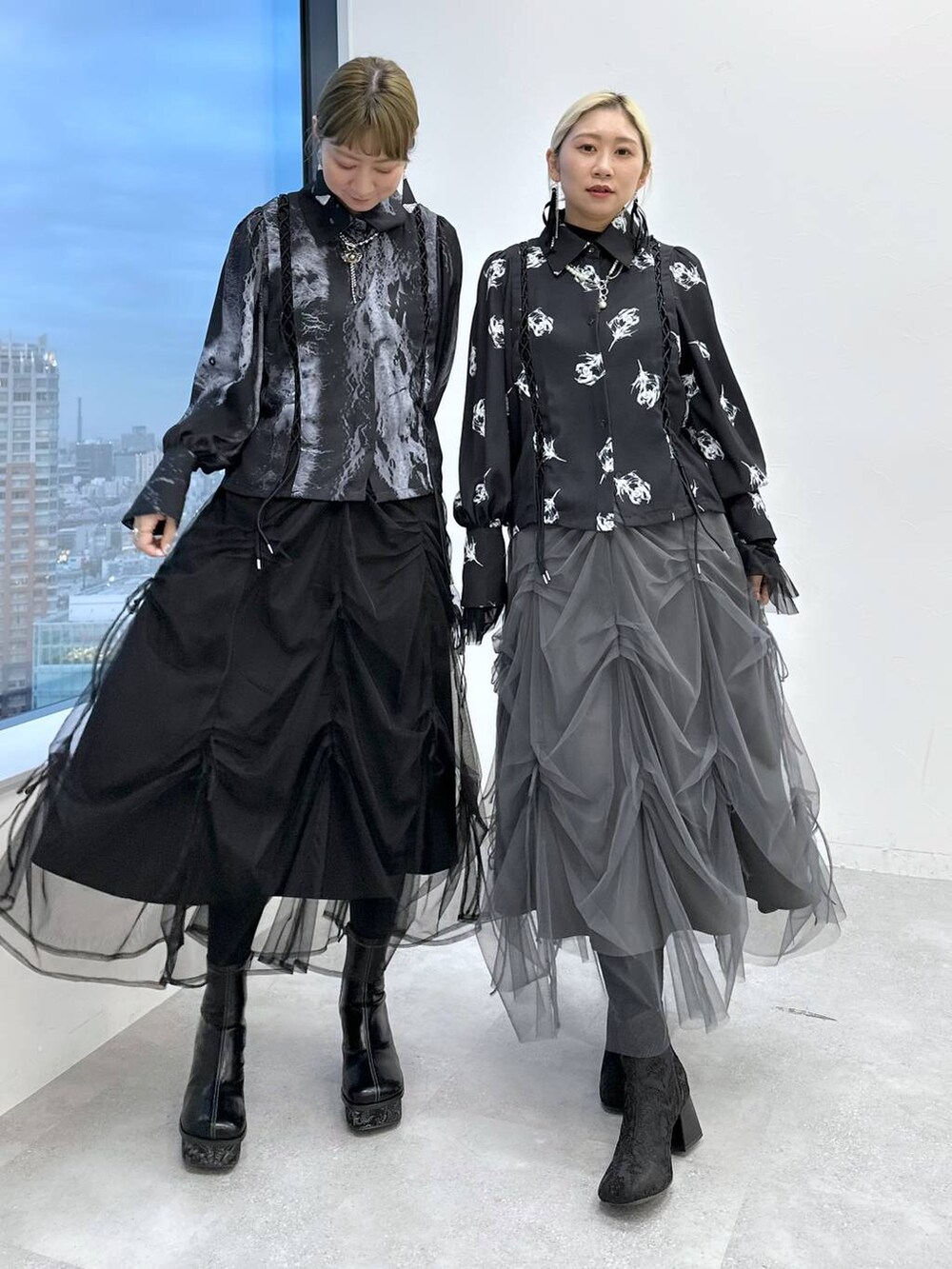 「体型カバー、着痩せ・細見え、モード、結婚式2次会、休日コーデ、デート/ロマンティック、秋コーデ、女子会、個性派、モテ、きれいめ、カラーコーデ_HARE、HARE、リンクコーデ、ロングスカート」｜「HAREのガラソールチャンキーブーツ(HARE)（ブーツ、グレー系）」を使った、hare_usamiさん（レディース・158cm）の冬コーディネートの2枚目の写真