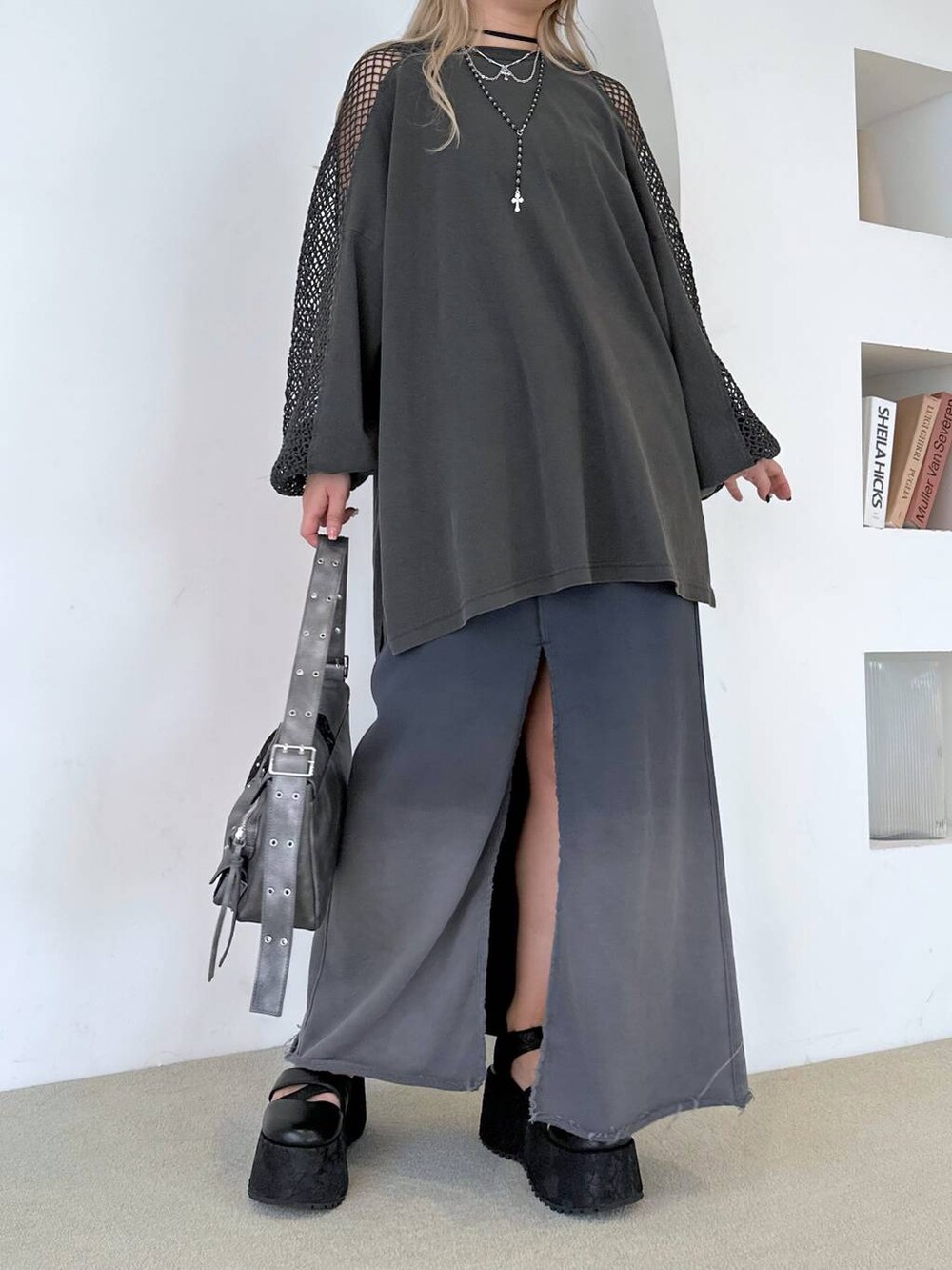 「体型カバー、着痩せ・細見え、モード、結婚式2次会、休日コーデ、デート/ロマンティック、秋コーデ、女子会、個性派、モテ、きれいめ、カラーコーデ_HARE、HARE、ロンT、スカート」｜「HAREのソデメッシュビッグT(HARE)（Tシャツ/カットソー、グレー系）」を使った、hare_usamiさん（レディース・158cm）の冬コーディネートの7枚目の写真