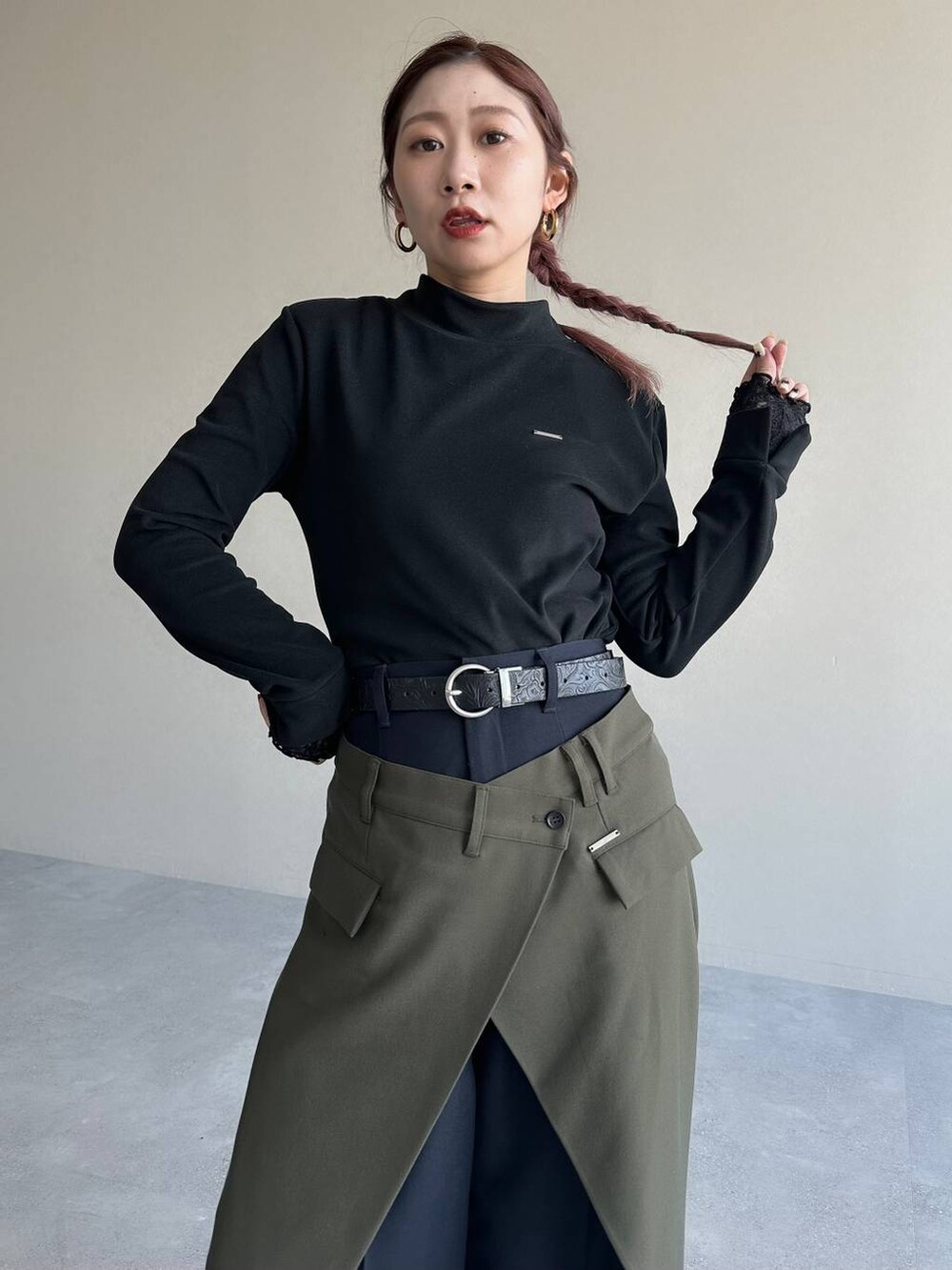 その他のネクタイ、ブラック系のショルダーバッグ、ブラック系のローファーを着用したレディースの冬コーディネートの6枚目の写真