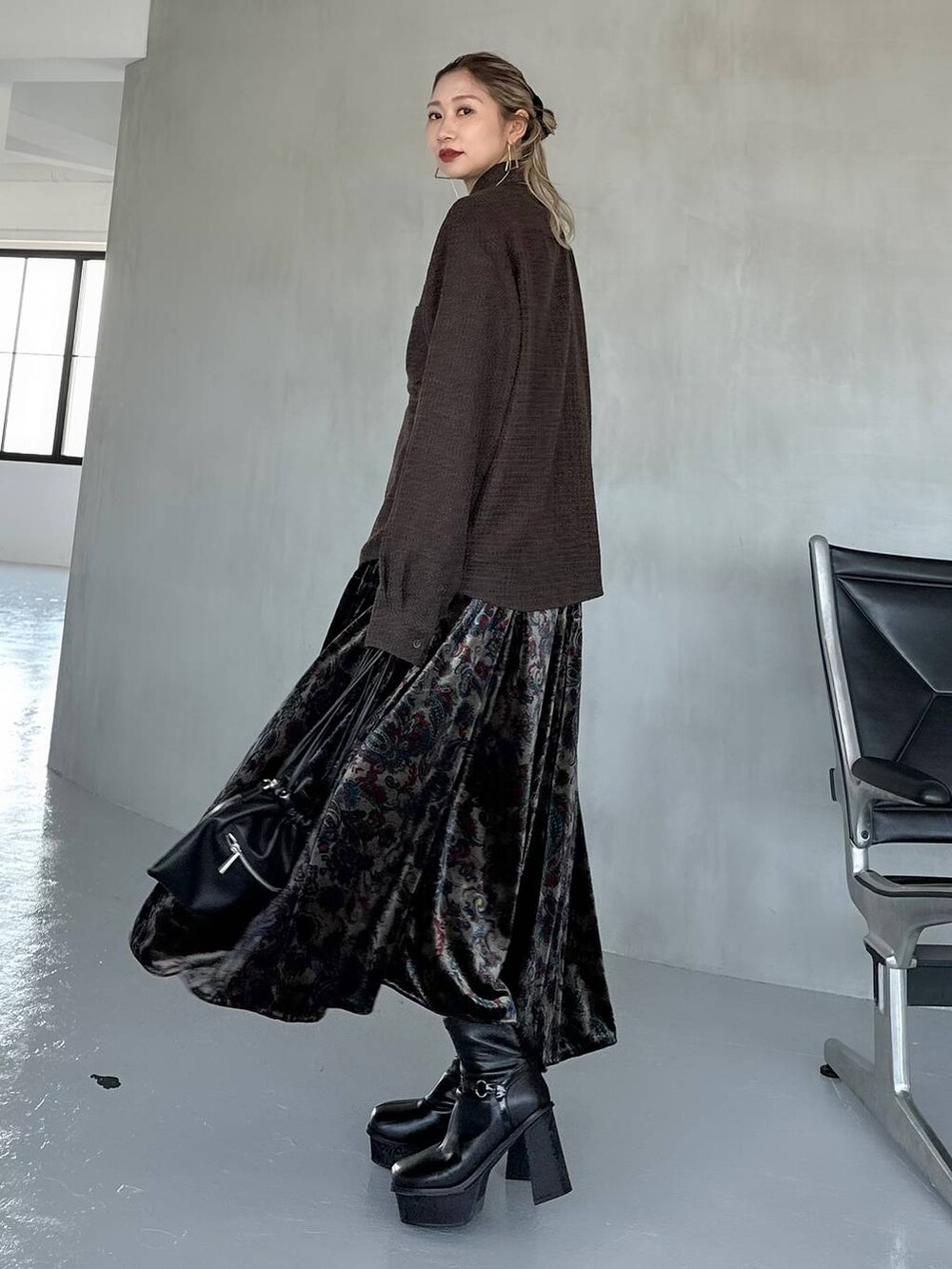 ブラック系のスカート、ブラック系のブーツ、ブラウン系のシャツ/ブラウスを着用したレディースの秋コーディネートの2枚目の写真