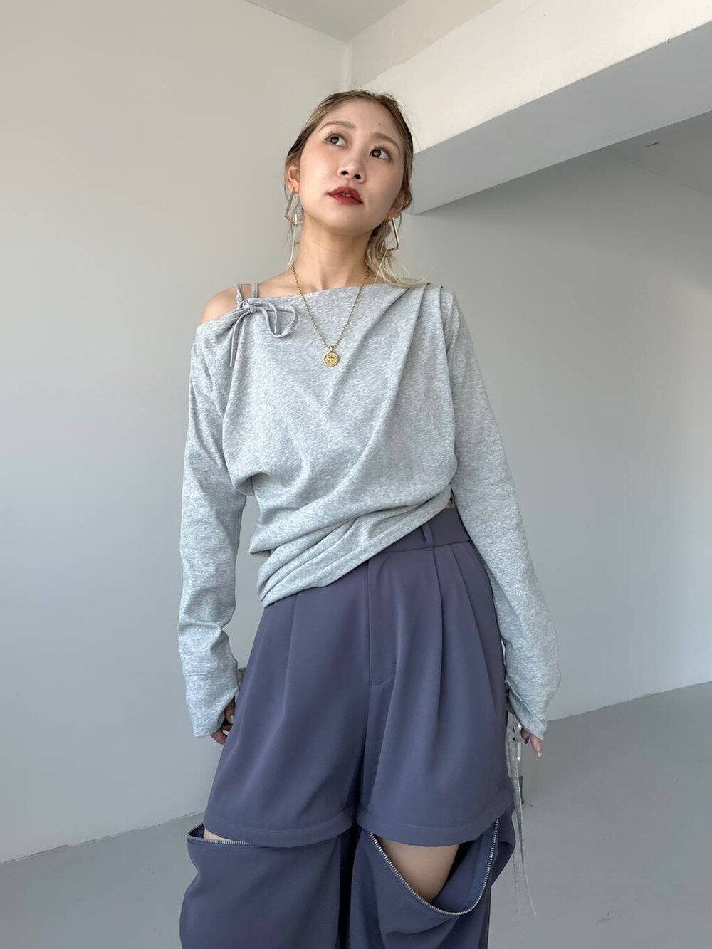 パープル系のカーゴパンツ、グレー系のTシャツ/カットソー、グレー系のブーツを着用したレディースの夏コーディネートの9枚目の写真