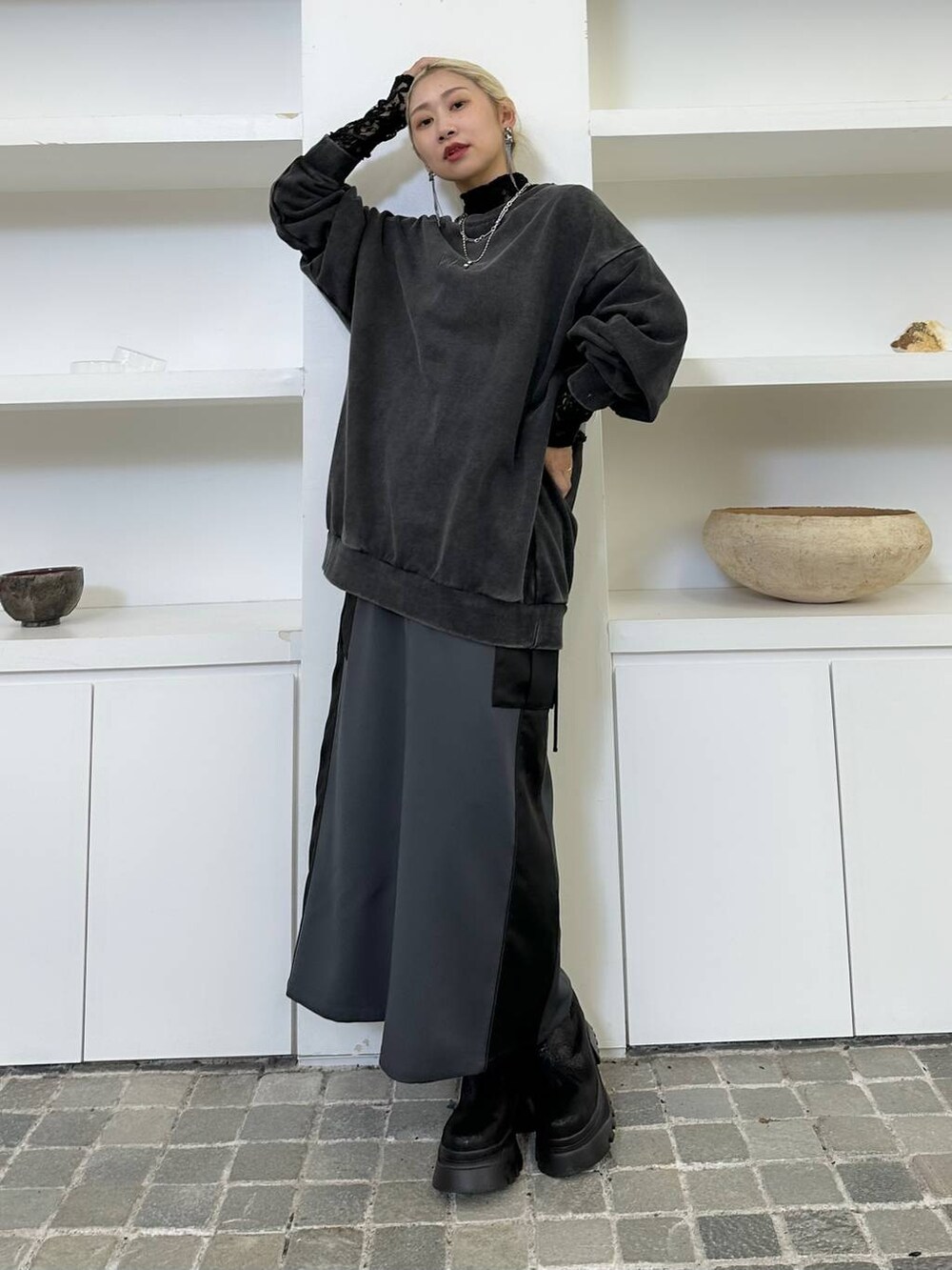 「体型カバー、着痩せ・細見え、モード、結婚式2次会、休日コーデ、デート/ロマンティック、秋コーデ、女子会、個性派、モテ、きれいめ、カラーコーデ_HARE、HARE、ロングスカート、スウェット」｜「HAREのモールレースタイトトップス(HARE)（Tシャツ/カットソー、ブラック系）」を使った、hare_usamiさん（骨格ウェーブ・レディース・158cm）の秋コーディネートの3枚目の写真