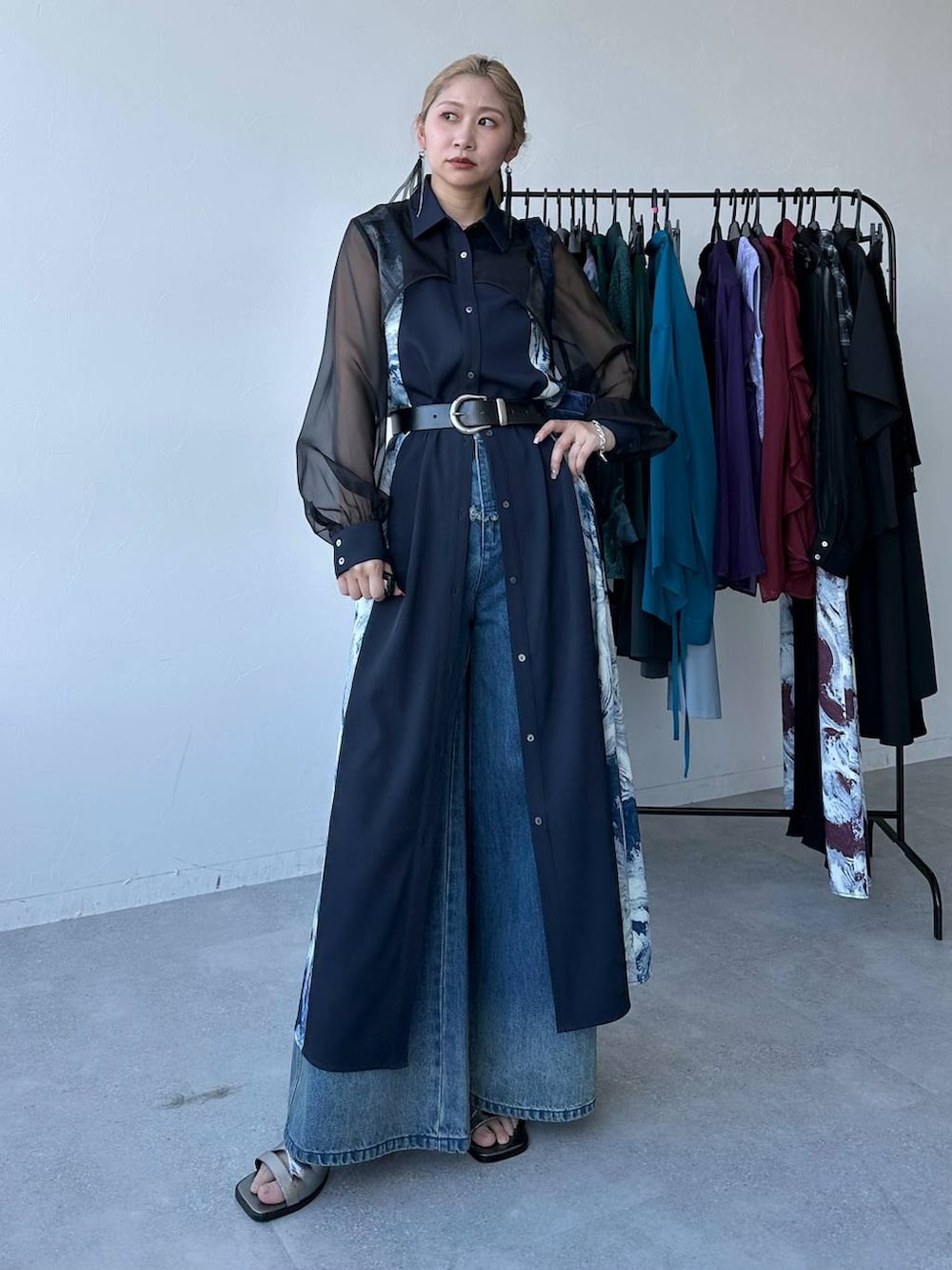 「ワンピース、ベルト、デニムパンツ、きれいめ、着痩せ・細見え、モード、結婚式2次会、休日コーデ、デート/ロマンティック、春コーデ、女子会、個性派、モテ、カラーコーデ_HARE、HARE」｜「HAREの【オケージョン/セレモニー/結婚式】シアーガラキリカエワンピース(HARE)（ワンピース、ブルー系）」を使った、hare_usamiさん（レディース・158cm）の春コーディネートの7枚目の写真