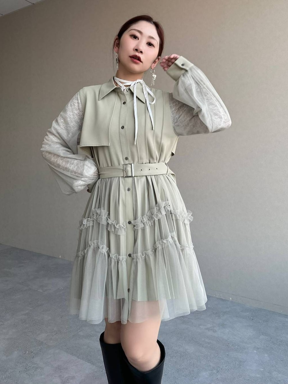 ブラック系のブーツ、ホワイト系のTシャツ/カットソー、イエロー系のワンピースを着用したレディースの冬コーディネートの3枚目の写真