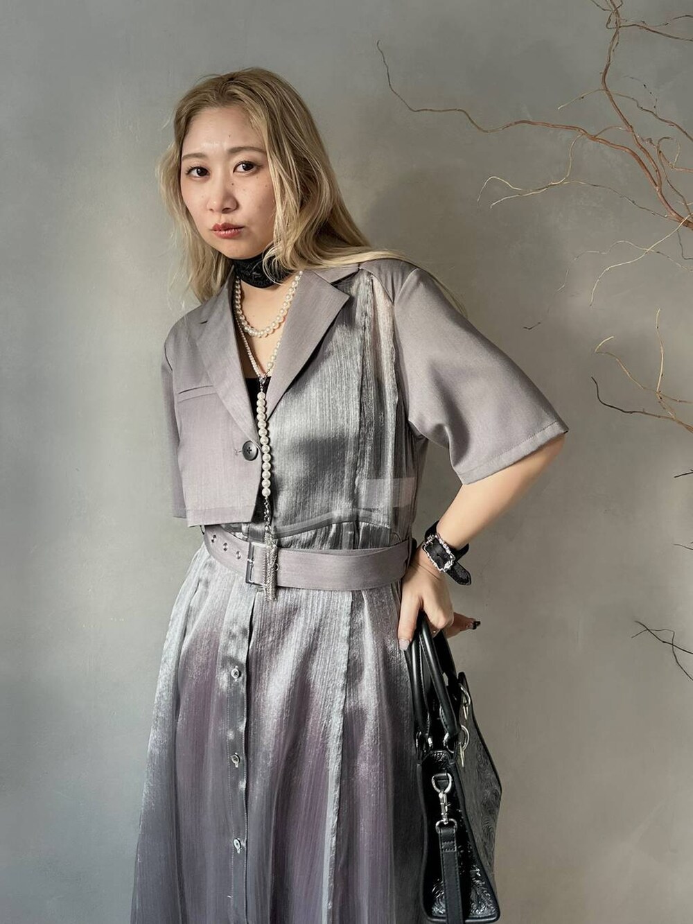「きれいめ、着痩せ・細見え、モード、結婚式2次会、休日コーデ、デート/ロマンティック、女子会、個性派、モテ、カラーコーデ_HARE、HARE、ワンピース、ワイドパンツ、サンダル、夏コーデ」｜「HAREのジャケットライクシアーワンピース(HARE)（ワンピース、グレー系）」を使った、hare_usamiさん（レディース・158cm）の春コーディネートの4枚目の写真