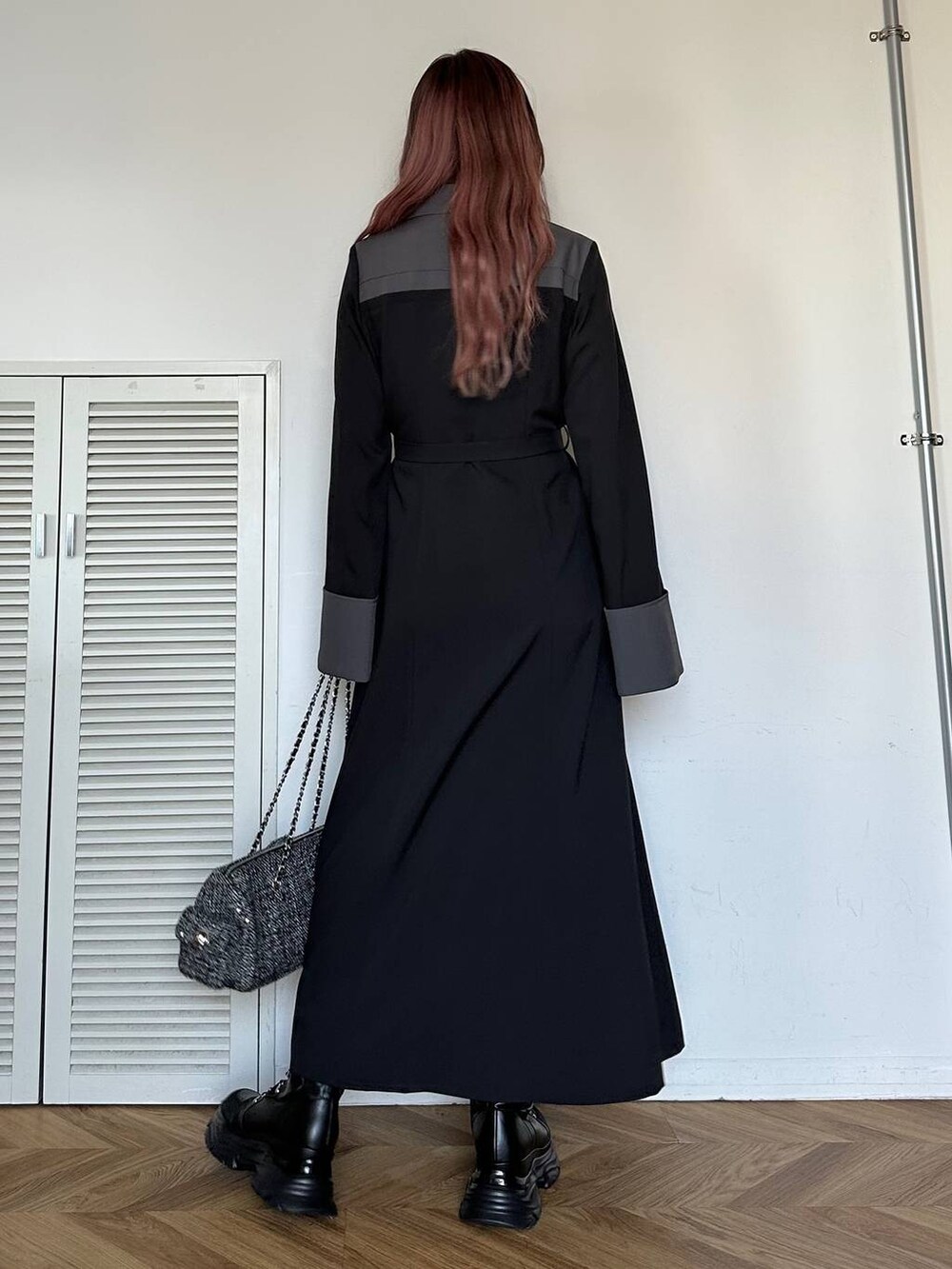 ブラック系のワンピースを着用したレディースの秋コーディネートの2枚目の写真