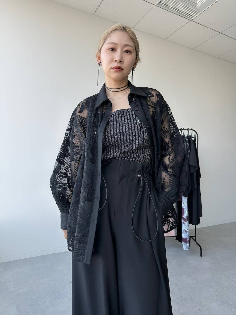 「春コーデ、女子会、個性派、きれいめ、着痩せ・細見え、モード、結婚式2次会、休日コーデ、デート/ロマンティック、モテ、カラーコーデ_HARE、HARE、ワイドパンツ、タンクトップ、シャツ」｜「HAREの2WAYスクエアラメニットタンクトップ(HARE)（タンクトップ、ブラック系）」を使った、hare_usamiさん（レディース・158cm）の春コーディネートの5枚目の写真