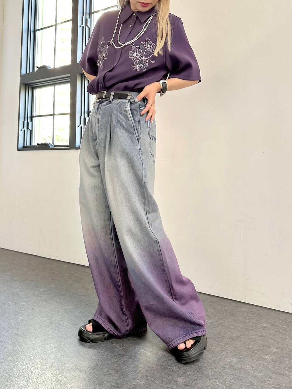 「モテ、体型カバー、着痩せ・細見え、モード、結婚式2次会、休日コーデ、デート/ロマンティック、夏コーデ、女子会、個性派、きれいめ、カラーコーデ_HARE、HARE、デニムパンツ、メンズライク」｜「HAREのトロミシシュウシャツ(HARE)（シャツ/ブラウス、パープル系）」を使った、hare_usamiさん（骨格ウェーブ・レディース・158cm）の夏コーディネートの7枚目の写真