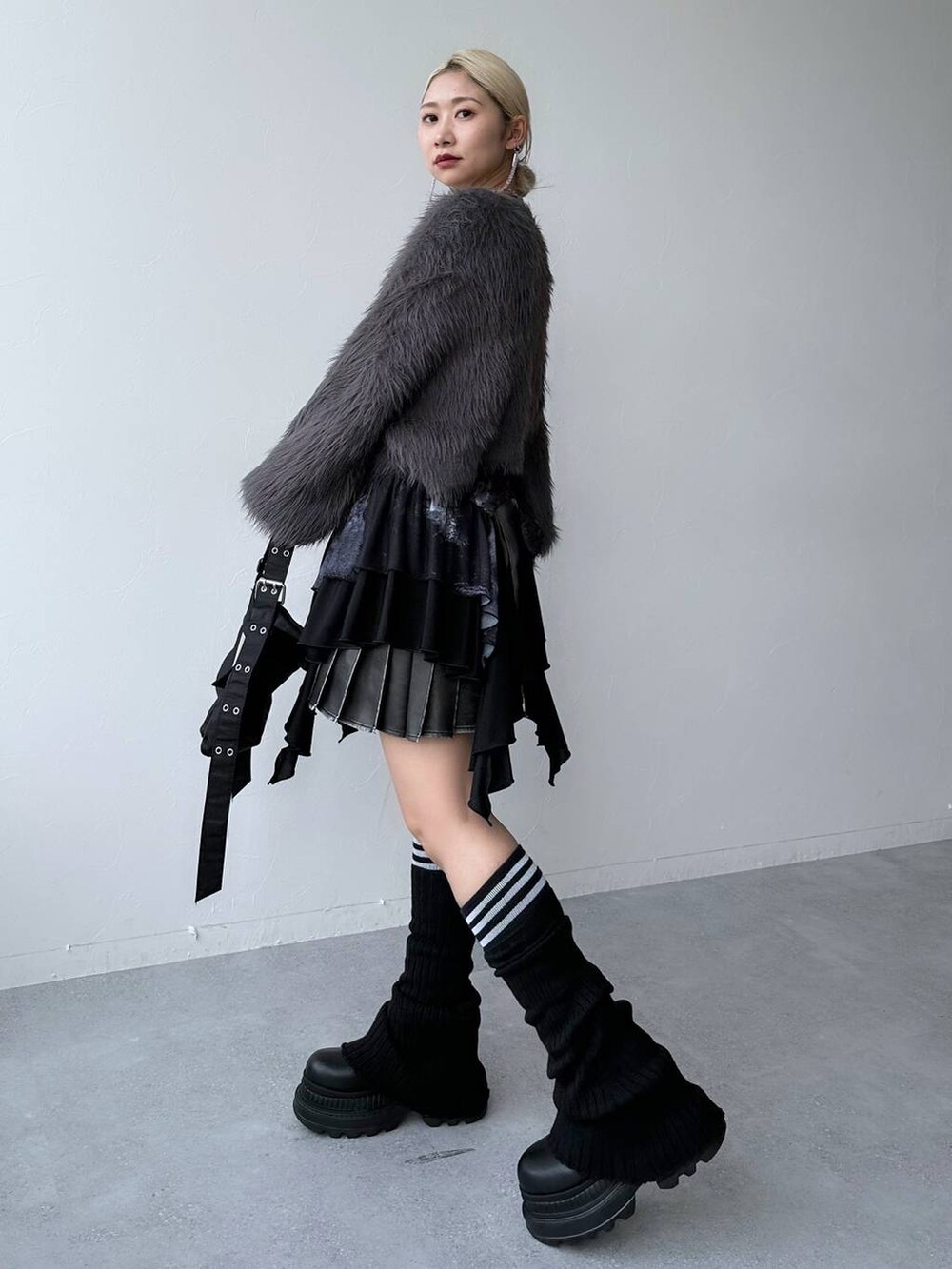 hare_usamiさんの「ロングシャギーニットプルオーバー(HARE)（HARE）」を使ったコーディネートの2枚目の写真