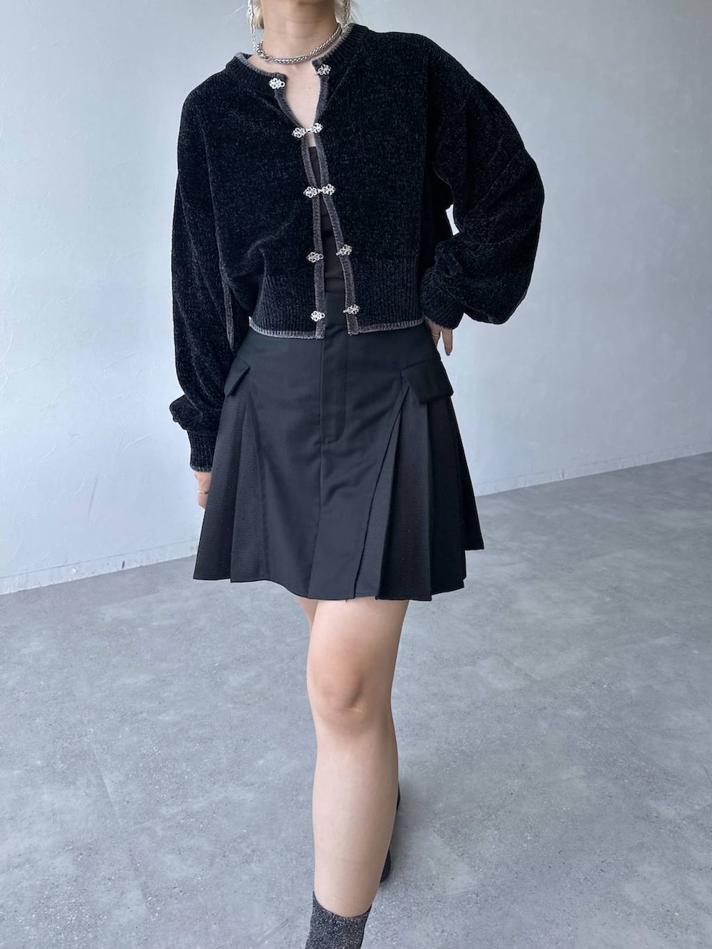 シルバー系のブーツ、ブラック系のその他パンツ、ブラック系のカーディガン/ボレロを着用したレディースの夏コーディネートの6枚目の写真