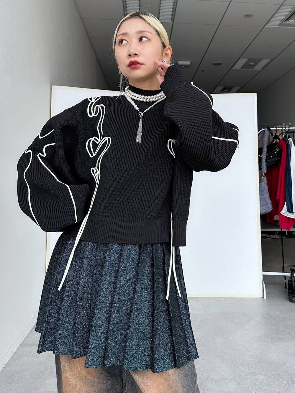 「モード、HARE、体型カバー、着痩せ・細見え、結婚式2次会、休日コーデ、デート/ロマンティック、秋コーデ、女子会、個性派、モテ、きれいめ、カラーコーデ_HARE、ニット、ミニスカート」｜「HAREのパールフリンジロングネックレス(HARE)（ネックレス、シルバー系）」を使った、hare_usamiさん（レディース・158cm）の秋コーディネートの3枚目の写真