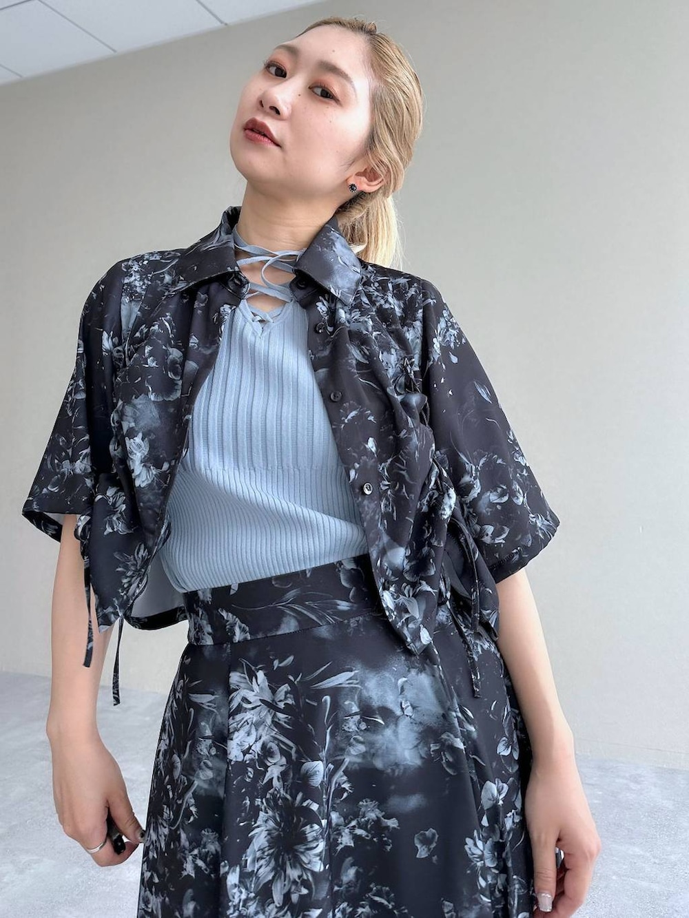 「きれいめ、着痩せ・細見え、モード、結婚式2次会、休日コーデ、デート/ロマンティック、春コーデ、女子会、個性派、モテ、カラーコーデ_HARE、HARE、セットアップ、シャツ、スカート」｜「HAREのデザインレースアップブーサン(HARE)（サンダル、シルバー系）」を使った、hare_usamiさん（レディース・158cm）の春コーディネートの2枚目の写真
