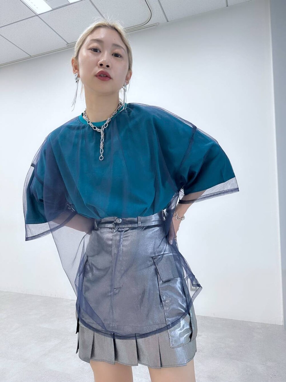 「体型カバー、着痩せ・細見え、モード、結婚式2次会、休日コーデ、デート/ロマンティック、ショートパンツ、Tシャツ、ブーツ、個性派、モテ、きれいめ、カラーコーデ_HARE、HARE、秋コーデ」｜「HAREのメタルヒールメッシュブーサン(HARE)（サンダル、ブラック系）」を使った、hare_usamiさん（骨格ウェーブ・レディース・158cm）の春コーディネートの3枚目の写真
