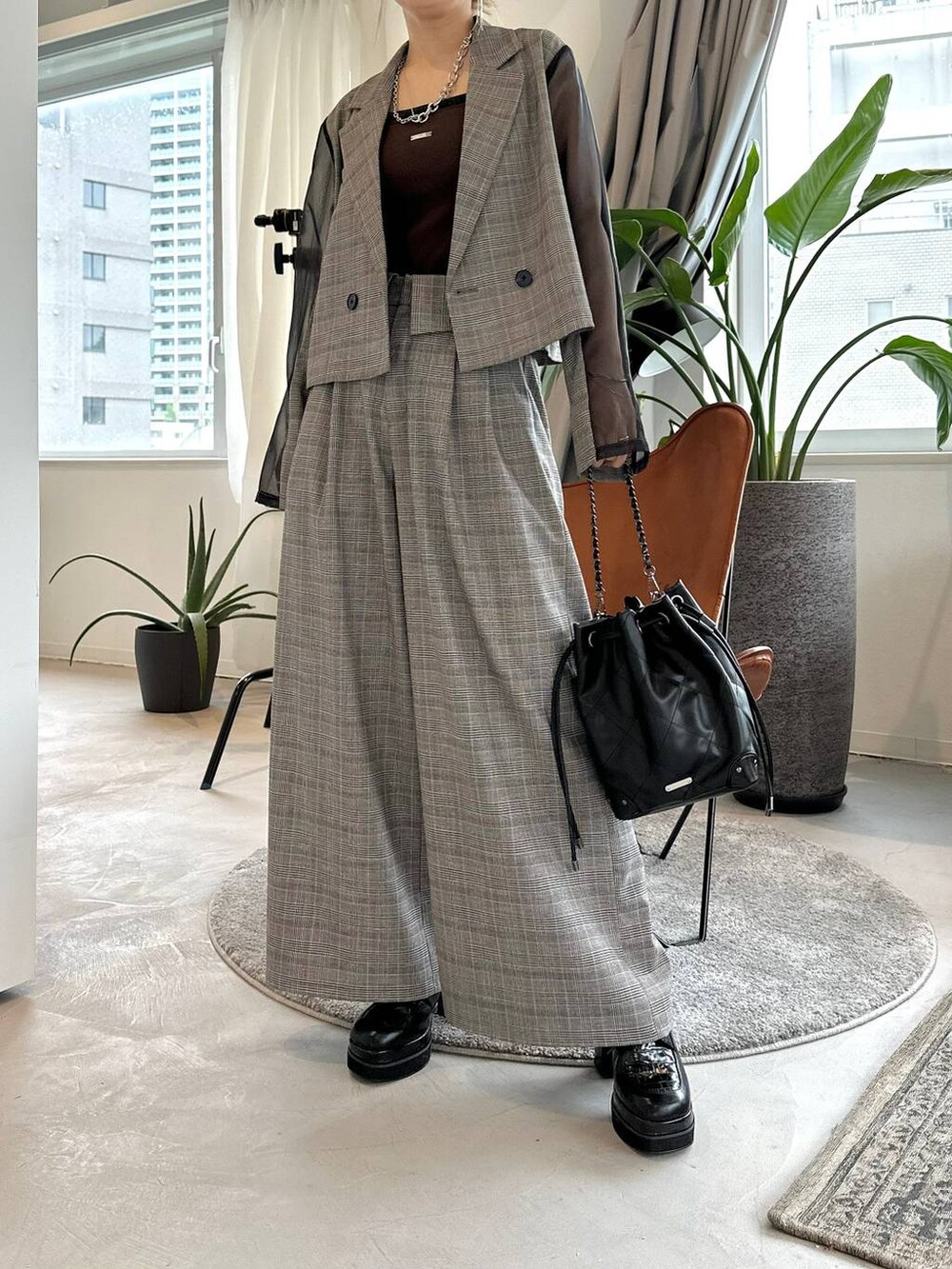 ブラック系のサンダル、ブラウン系のキャミソール、ブラウン系のその他パンツを着用したレディースの夏コーディネートの8枚目の写真