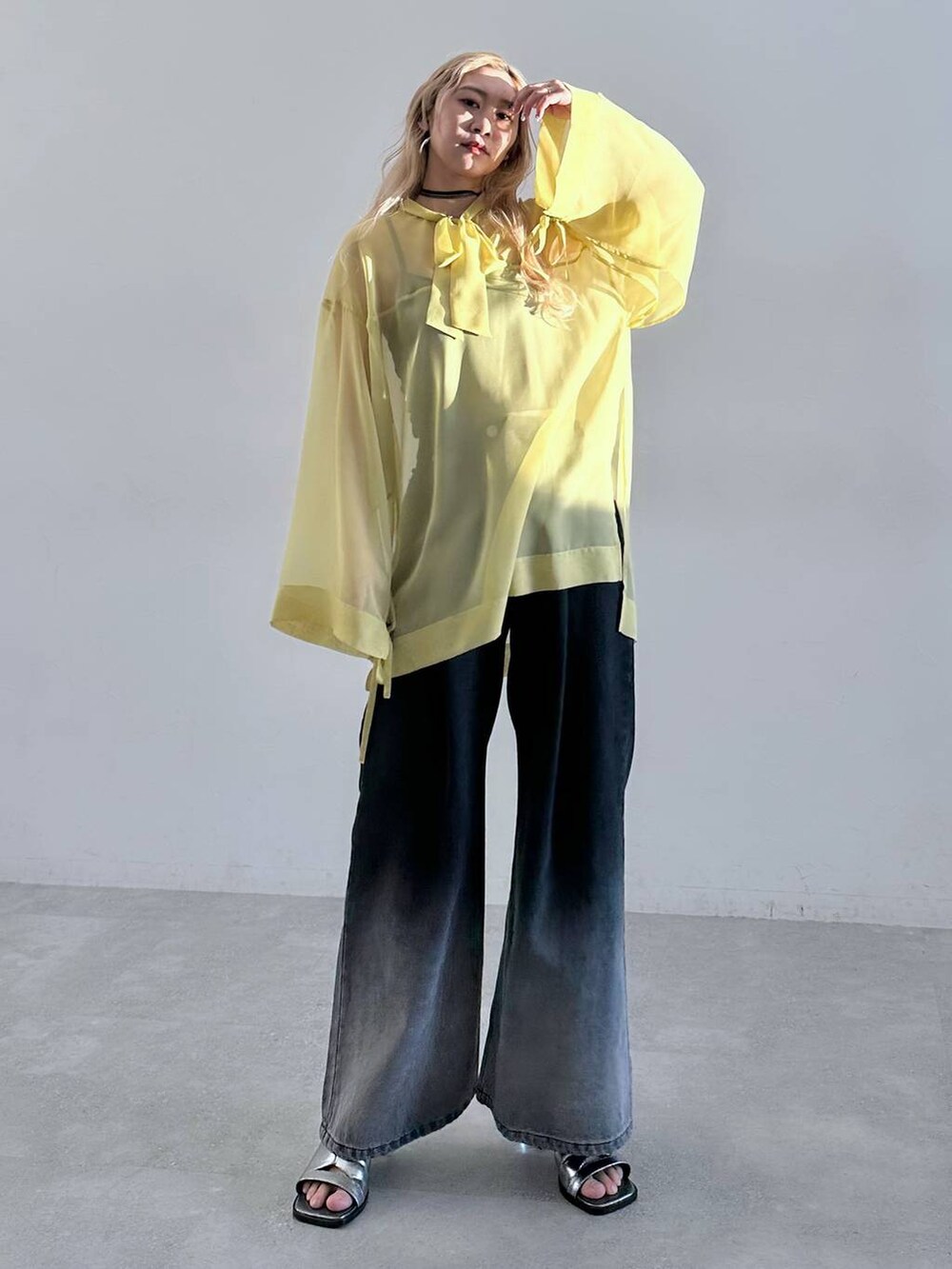 シルバー系のサンダル、ブラック系のデニムパンツ、イエロー系のTシャツ/カットソーを着用したレディースの春コーディネートの8枚目の写真