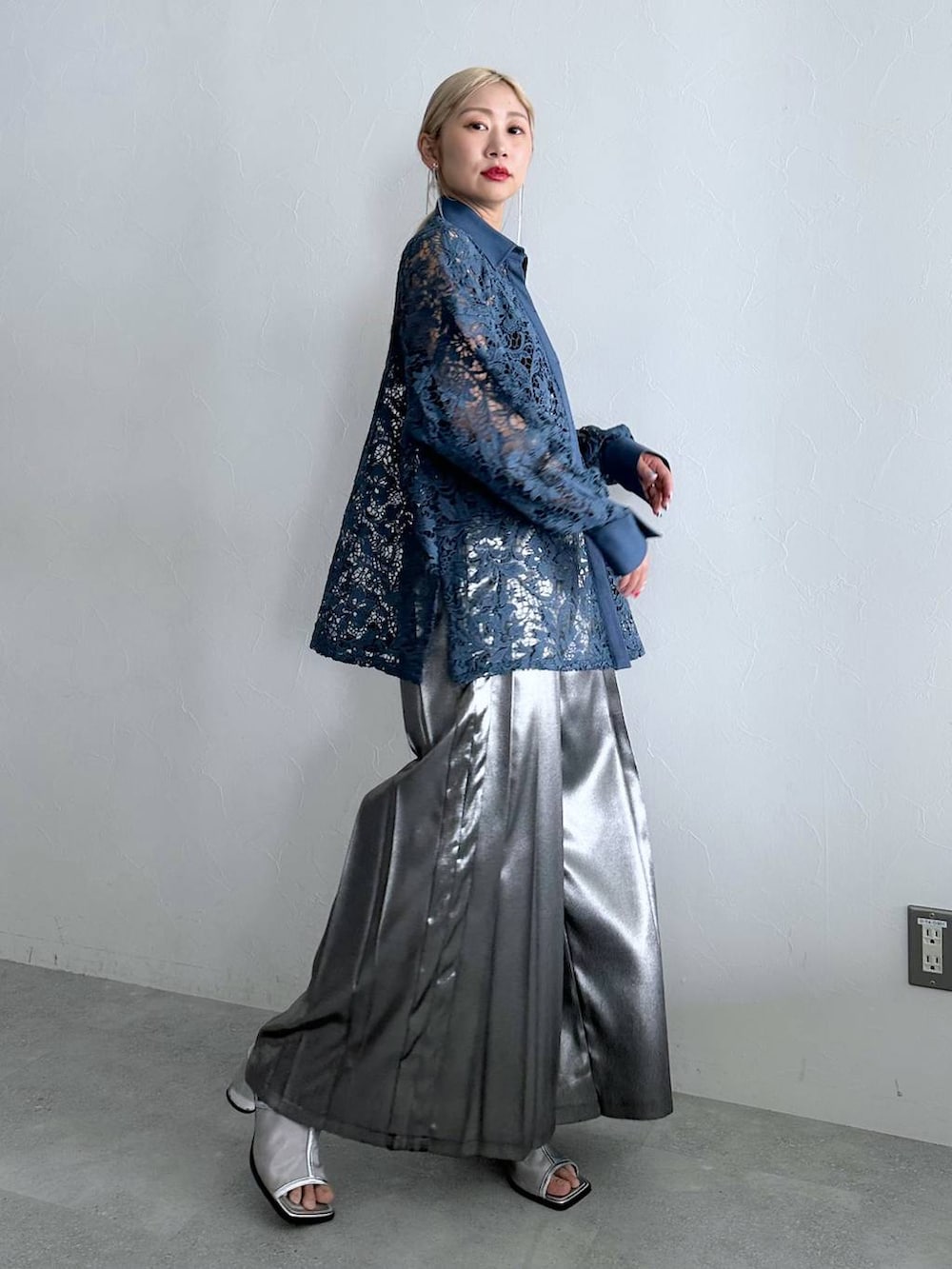 シルバー系のサンダル、シルバー系のその他パンツ、ブルー系のシャツ/ブラウスを着用したレディースの夏コーディネートの2枚目の写真