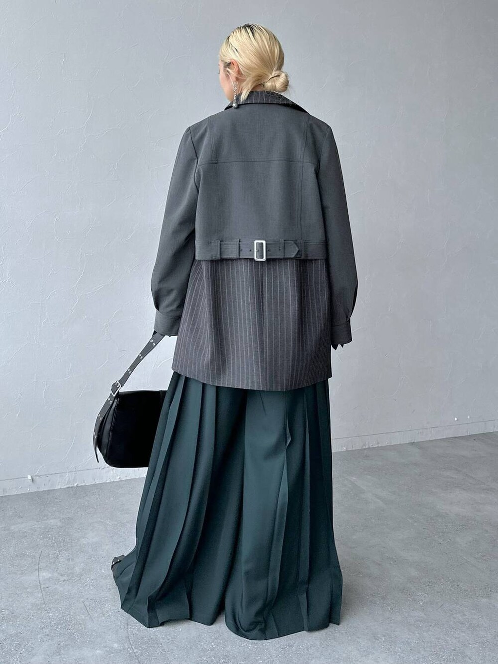 ブラック系のバレエシューズ、ブラック系のショルダーバッグ、グリーン系のその他パンツを着用したレディースの秋コーディネートの3枚目の写真