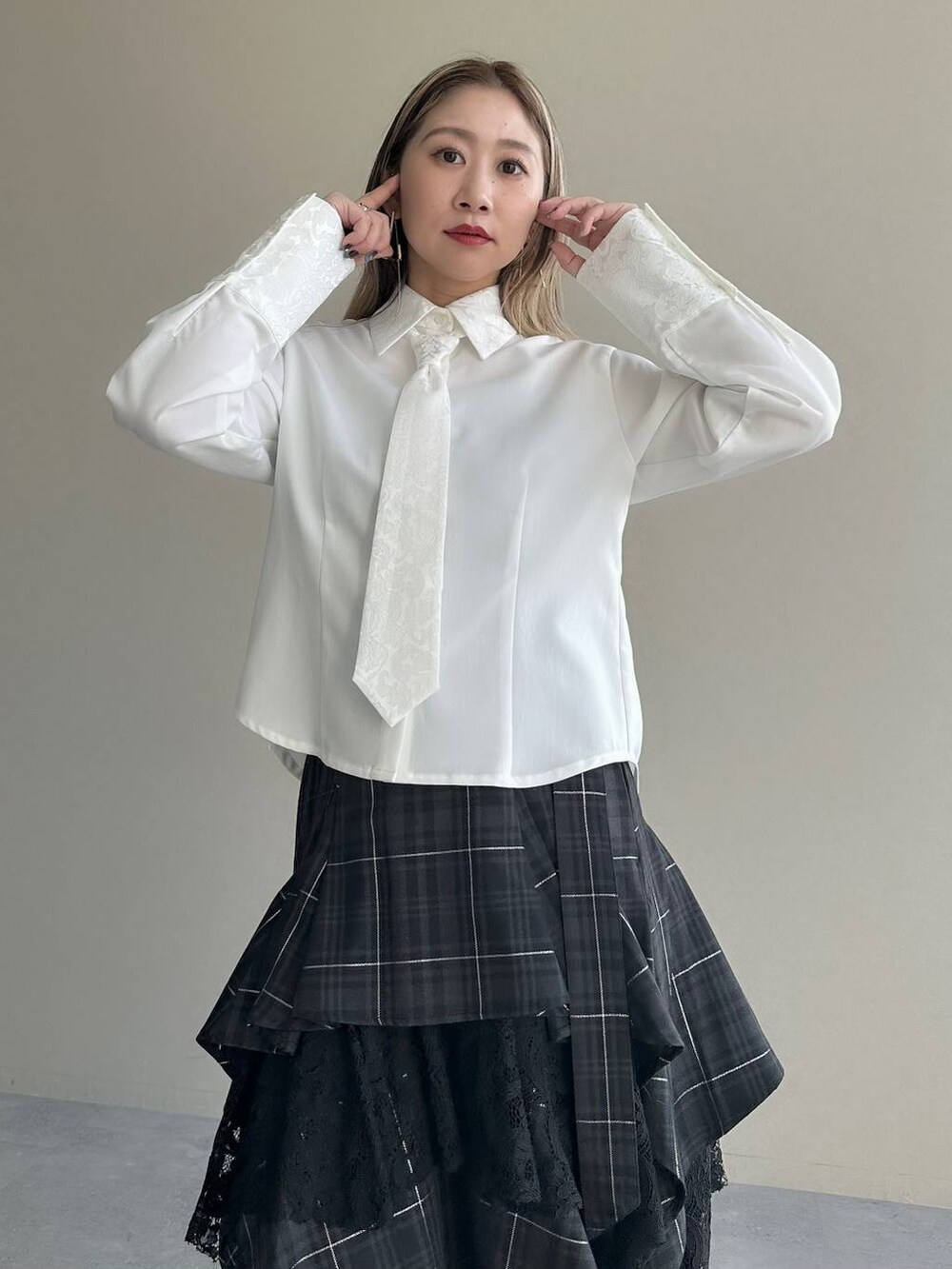 「きれいめ、着痩せ・細見え、モード、結婚式2次会、休日コーデ、デート/ロマンティック、秋コーデ、女子会、個性派、スカート、シャツ、モテ、HARE、秋冬新作」｜「HAREのタータンチェックティアードスカート(HARE)（スカート、ブラック系）」を使った、hare_usamiさん（レディース・158cm）の夏コーディネートの7枚目の写真