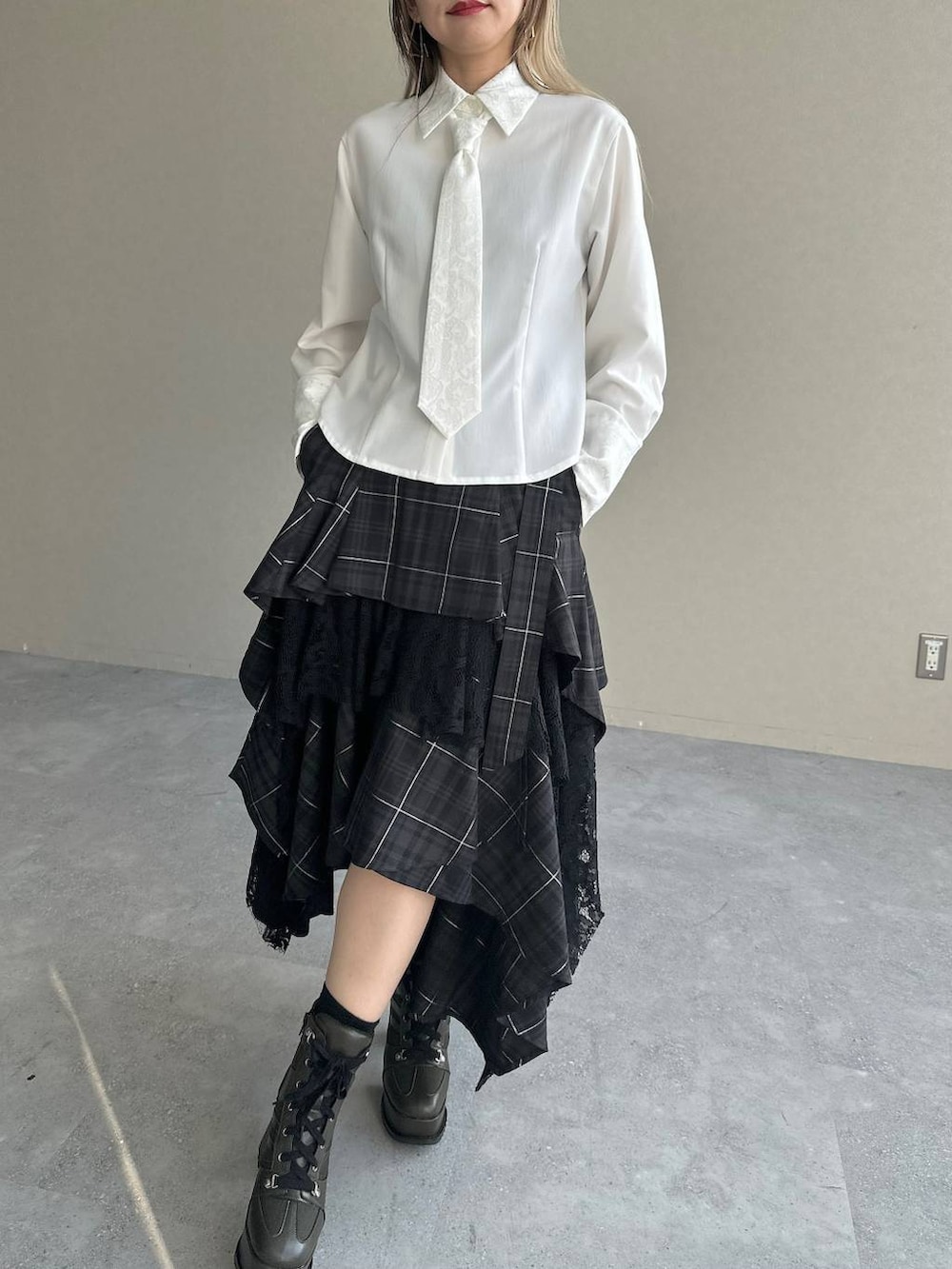 ブラック系のショルダーバッグ、ブラック系のスカート、ホワイト系のシャツ/ブラウスを着用したレディースの夏コーディネートの5枚目の写真