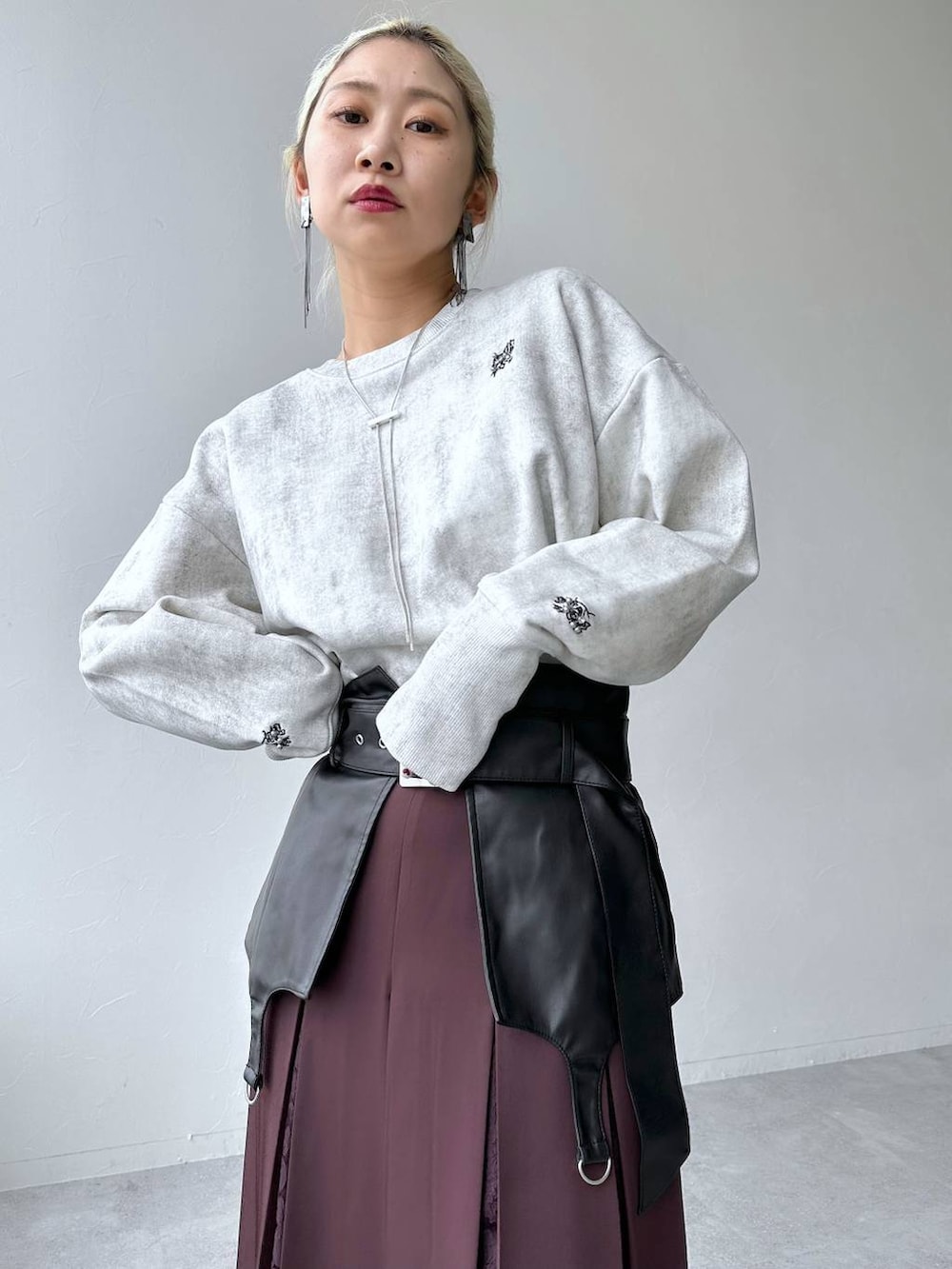 「体型カバー、着痩せ・細見え、モード、結婚式2次会、休日コーデ、デート/ロマンティック、秋コーデ、女子会、個性派、モテ、きれいめ、カラーコーデ_HARE、HARE、スウェット、ベルト」｜「HAREのレザーコルセット(HARE)（ベルト、ブラック系）」を使った、hare_usamiさん（骨格ウェーブ・レディース・158cm）の秋コーディネートの3枚目の写真